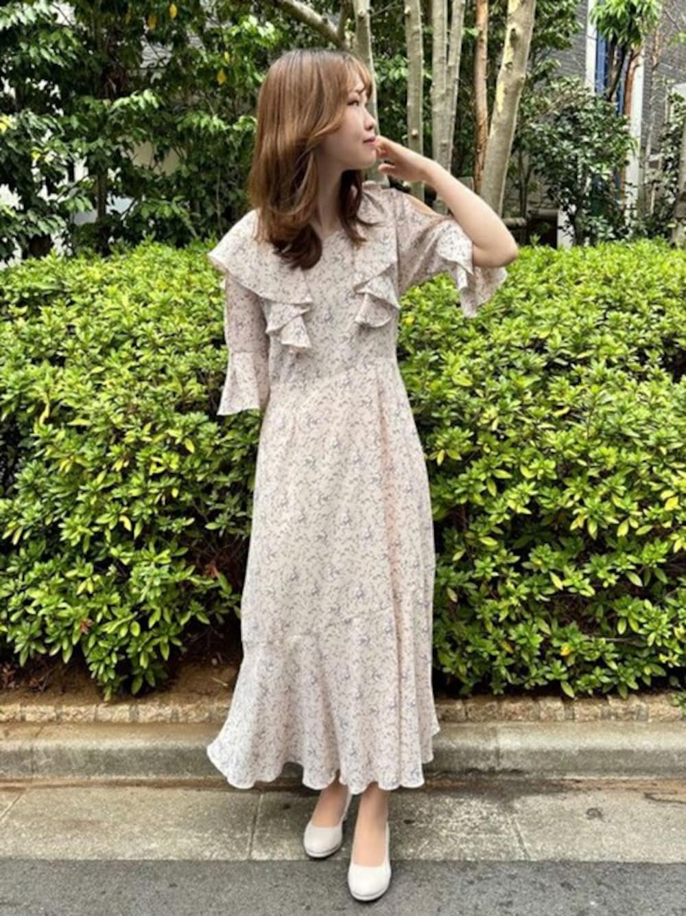 「ワンピース、花柄、フリル、フェミニン、春コーデ、ワンピーススタイル、astoria odier、アストリアオディール、フェミニンコーデ、ASTORIAODIER」｜「ASTORIA ODIERの花柄ラッフルフリルワンピース（ワンピース、ピンク系）」を使った、ASTORIA ODIER（アストリア オディール）さん（レディース・162cm）の春コーディネートの1枚目の写真