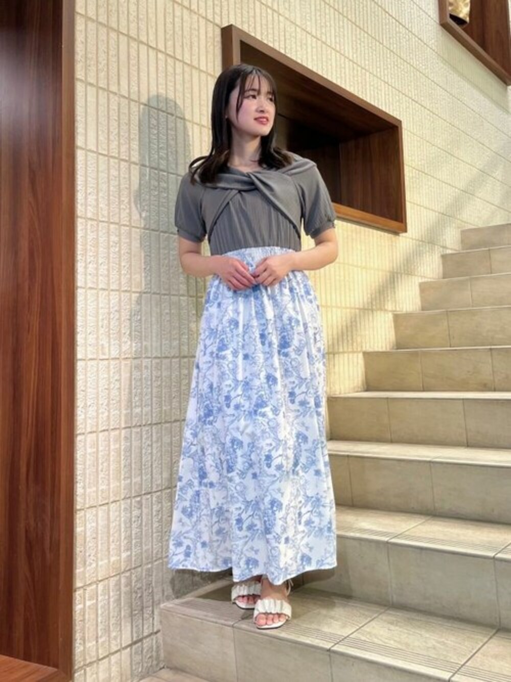 グレー系のワンピースを着用したレディースの夏コーディネートの1枚目の写真