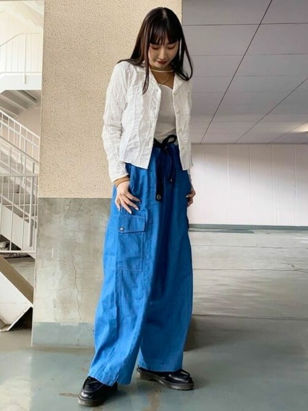 ブルー系のサロペット/オーバーオール、ホワイト系のTシャツ/カットソーを着用したレディースの冬コーディネートの1枚目の写真