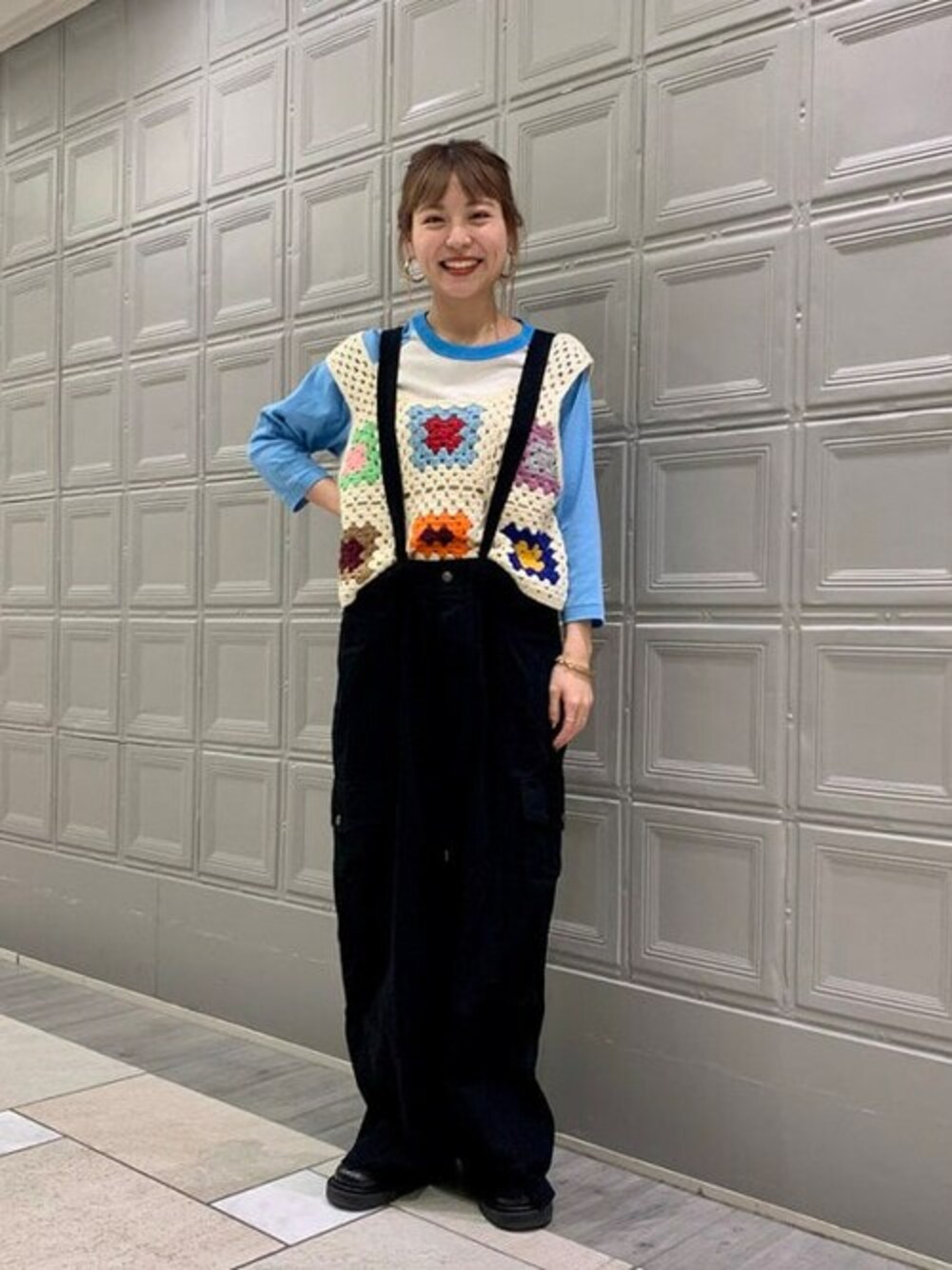 ブラック系のサロペット/オーバーオール、ホワイト系のTシャツ/カットソー、ホワイト系のベストを着用したレディースの冬コーディネートの1枚目の写真