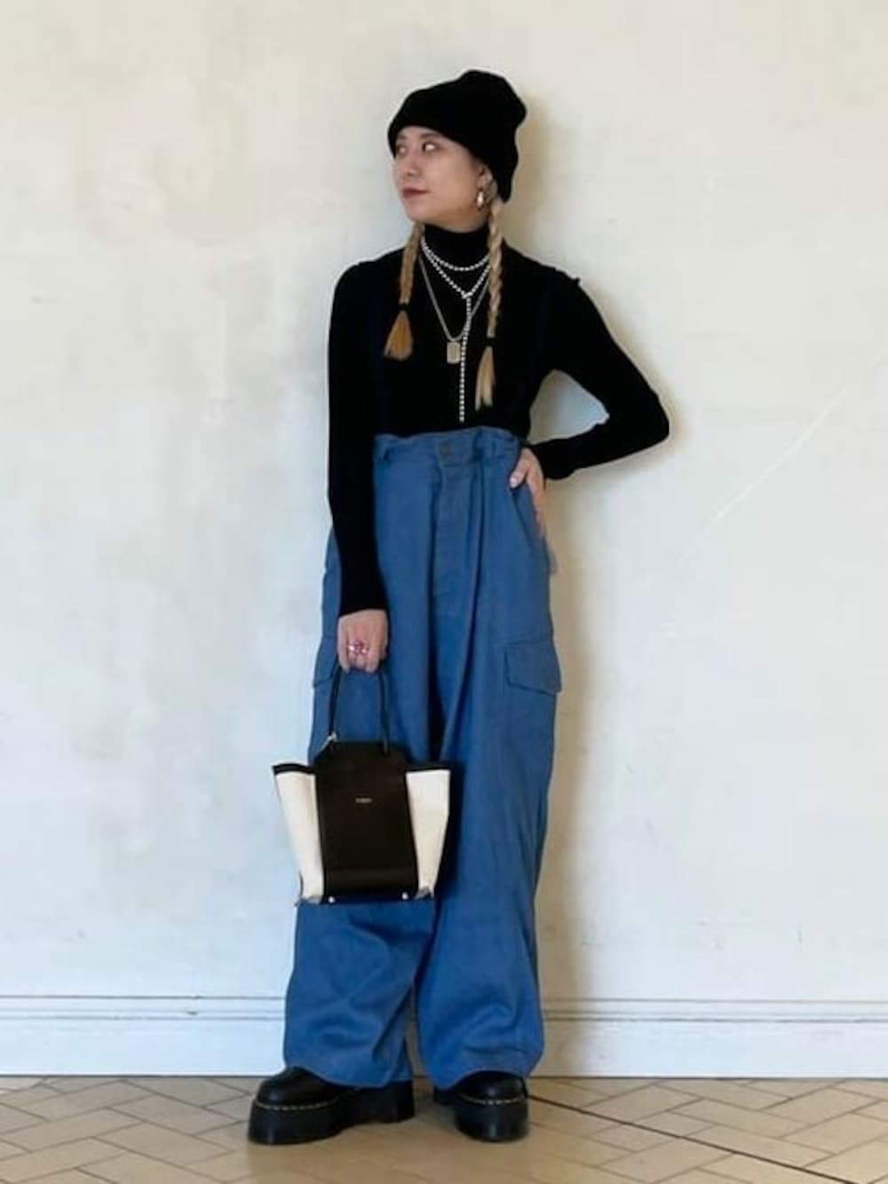 ブルー系のサロペット/オーバーオール、ブラック系のトートバッグ、シルバー系のネックレスを着用したレディースの冬コーディネートの1枚目の写真