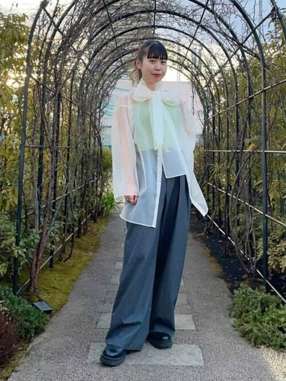 ホワイト系のシャツ/ブラウス、グリーン系のキャミソールを着用したレディースの春コーディネートの1枚目の写真