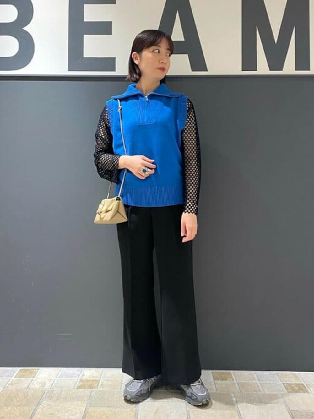 ブルー系のベスト、ブラック系のTシャツ/カットソー、ブラック系のその他パンツを着用したレディースの春コーディネートの1枚目の写真