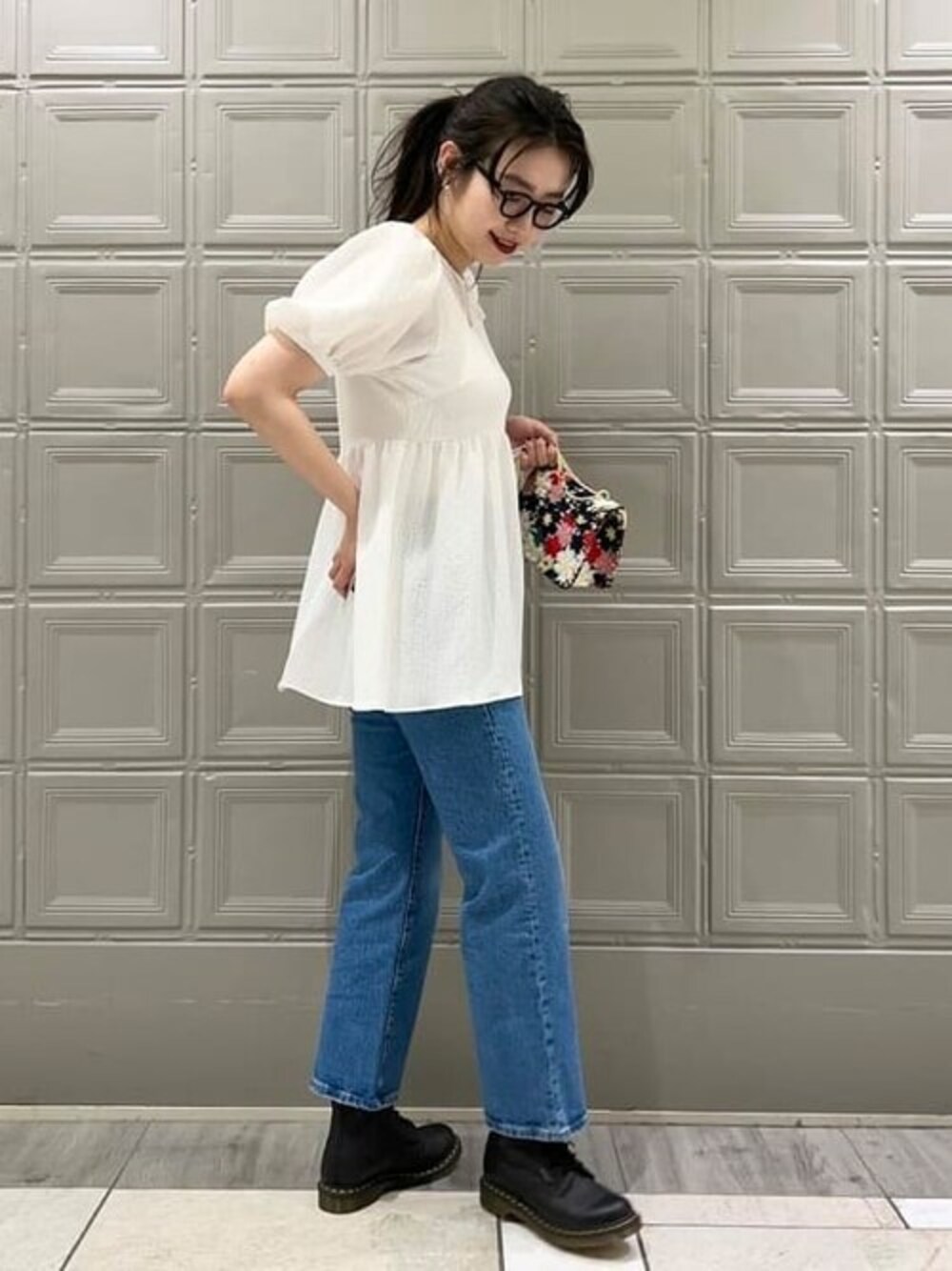 ホワイト系のシャツ/ブラウス、ブルー系のデニムパンツ、ブラック系のブーツを着用したレディースの春コーディネートの1枚目の写真