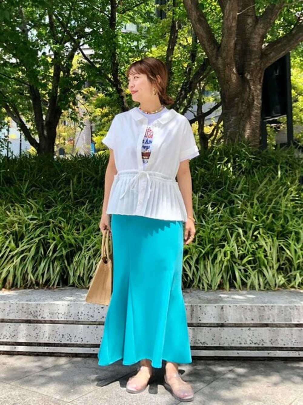 ホワイト系のシャツ/ブラウス、ホワイト系のTシャツ/カットソー、グリーン系のスカートを着用したレディースの春コーディネートの1枚目の写真