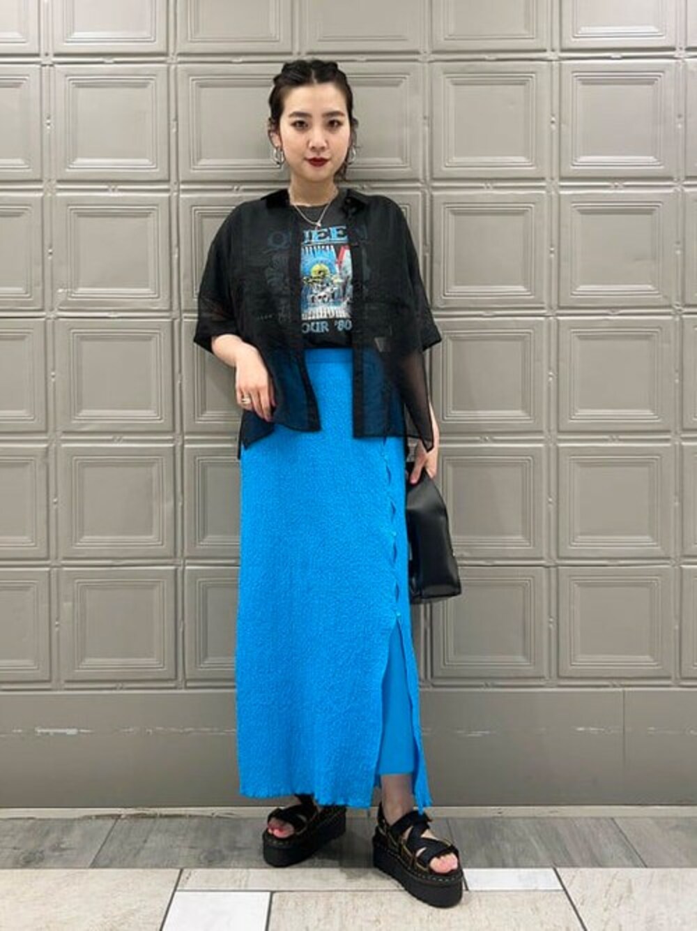 ブラック系のシャツ/ブラウス、ブラック系のTシャツ/カットソー、ブルー系のスカートを着用したレディースの夏コーディネートの1枚目の写真