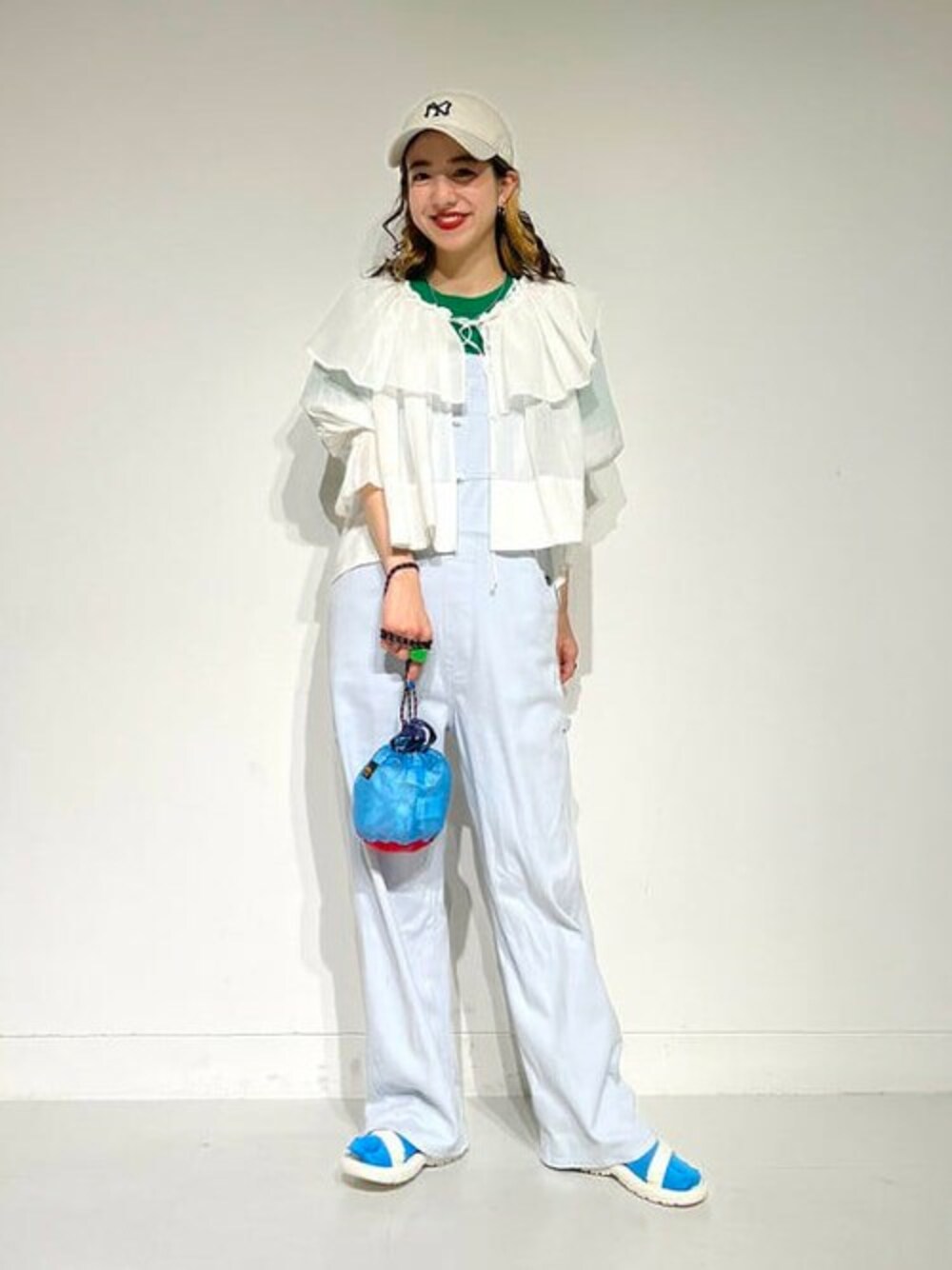 ブルー系のサロペット/オーバーオール、ホワイト系のシャツ/ブラウス、ブルー系のトートバッグを着用したレディースの夏コーディネートの1枚目の写真