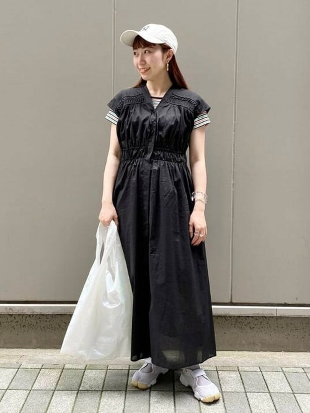ブラック系のワンピース、ホワイト系のエコバッグ/サブバッグ、ホワイト系のTシャツ/カットソーを着用したレディースの夏コーディネートの1枚目の写真