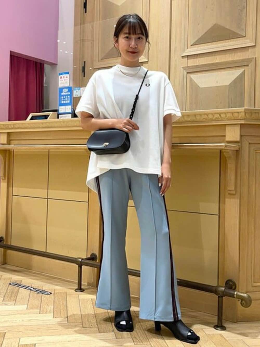 ホワイト系のTシャツ/カットソー、ブラック系のトートバッグ、ブラック系のサンダルを着用したレディースの夏コーディネートの1枚目の写真