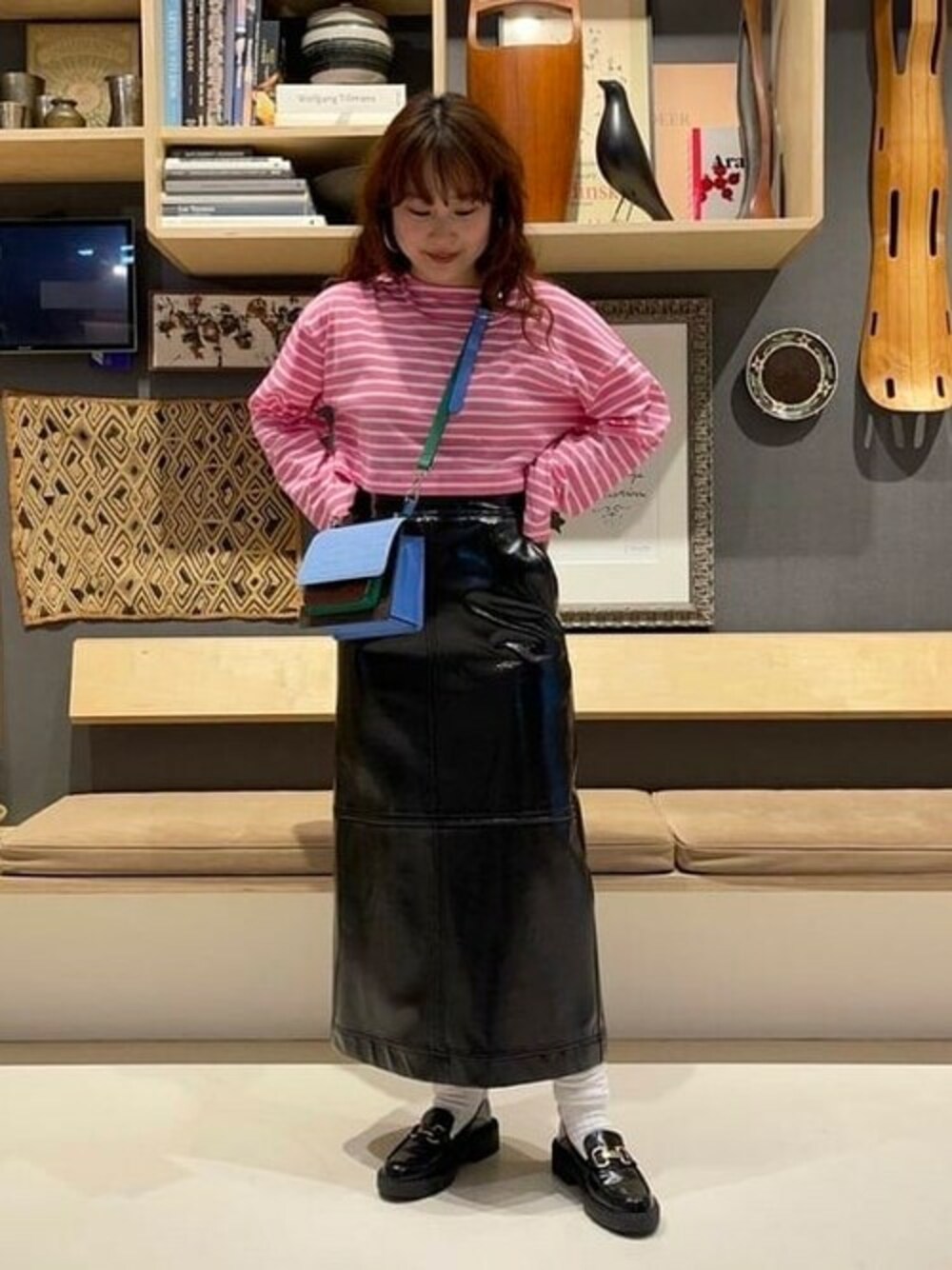レッド系のTシャツ/カットソー、その他のショルダーバッグを着用したレディースの夏コーディネートの1枚目の写真
