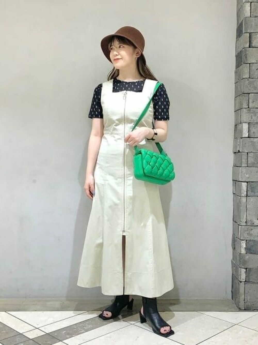 ホワイト系のワンピース、ブラック系のTシャツ/カットソー、ブラック系のサンダルを着用したレディースの夏コーディネートの1枚目の写真