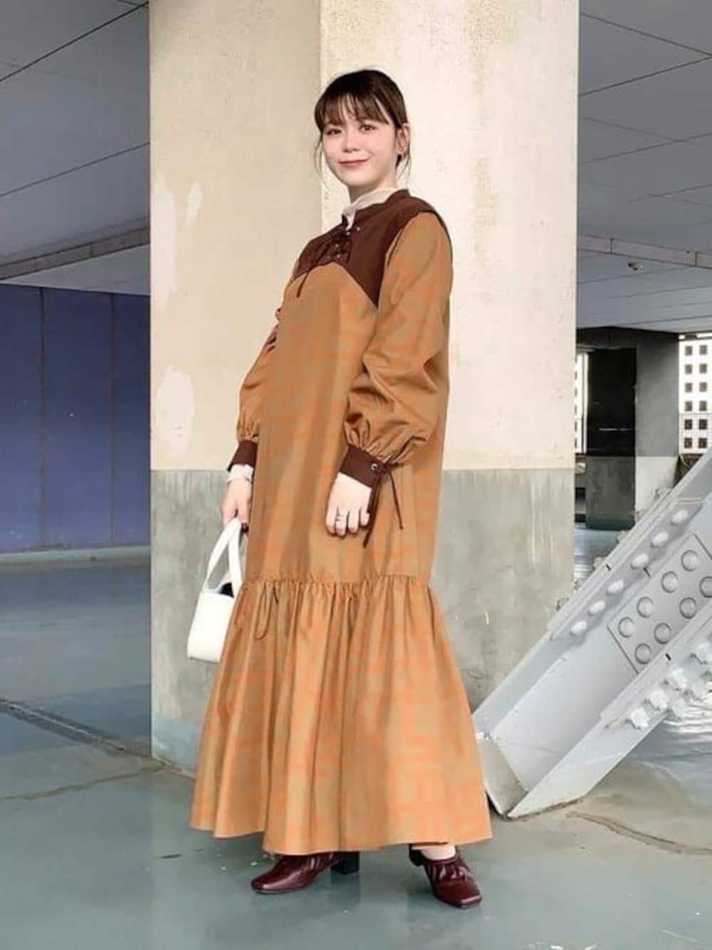 ベージュ系のワンピース、ホワイト系のTシャツ/カットソー、ホワイト系のトートバッグを着用したレディースの夏コーディネートの1枚目の写真