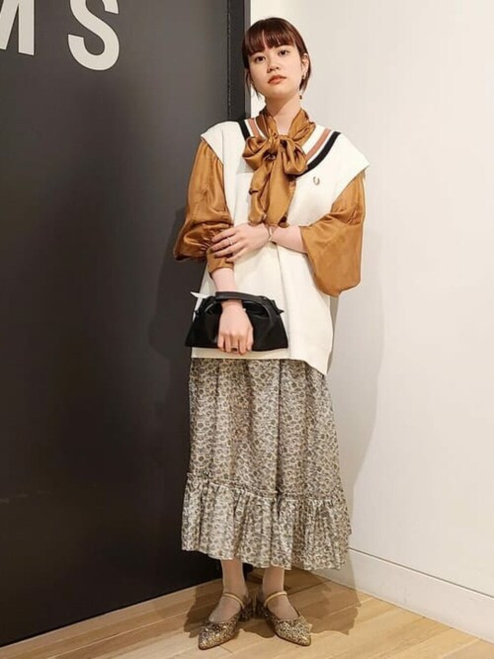 グリーン系のシャツ/ブラウス、ホワイト系のベスト、グリーン系のその他シューズを着用したレディースの秋コーディネートの1枚目の写真