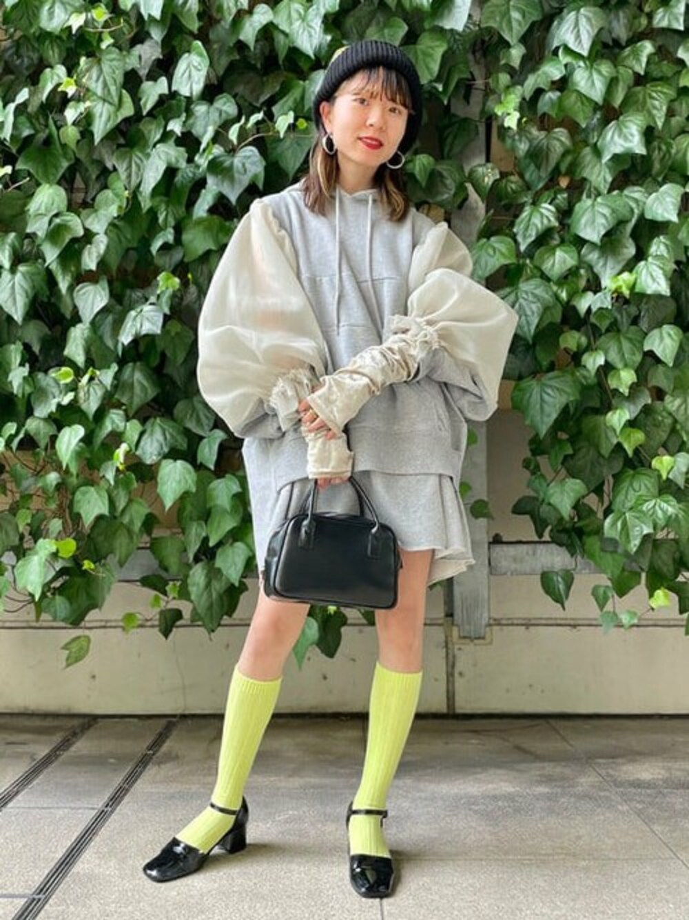 ブラック系のボストンバッグ、ブラック系のパンプス、ブラック系のニットキャップ/ビーニーを着用したレディースの秋コーディネートの1枚目の写真