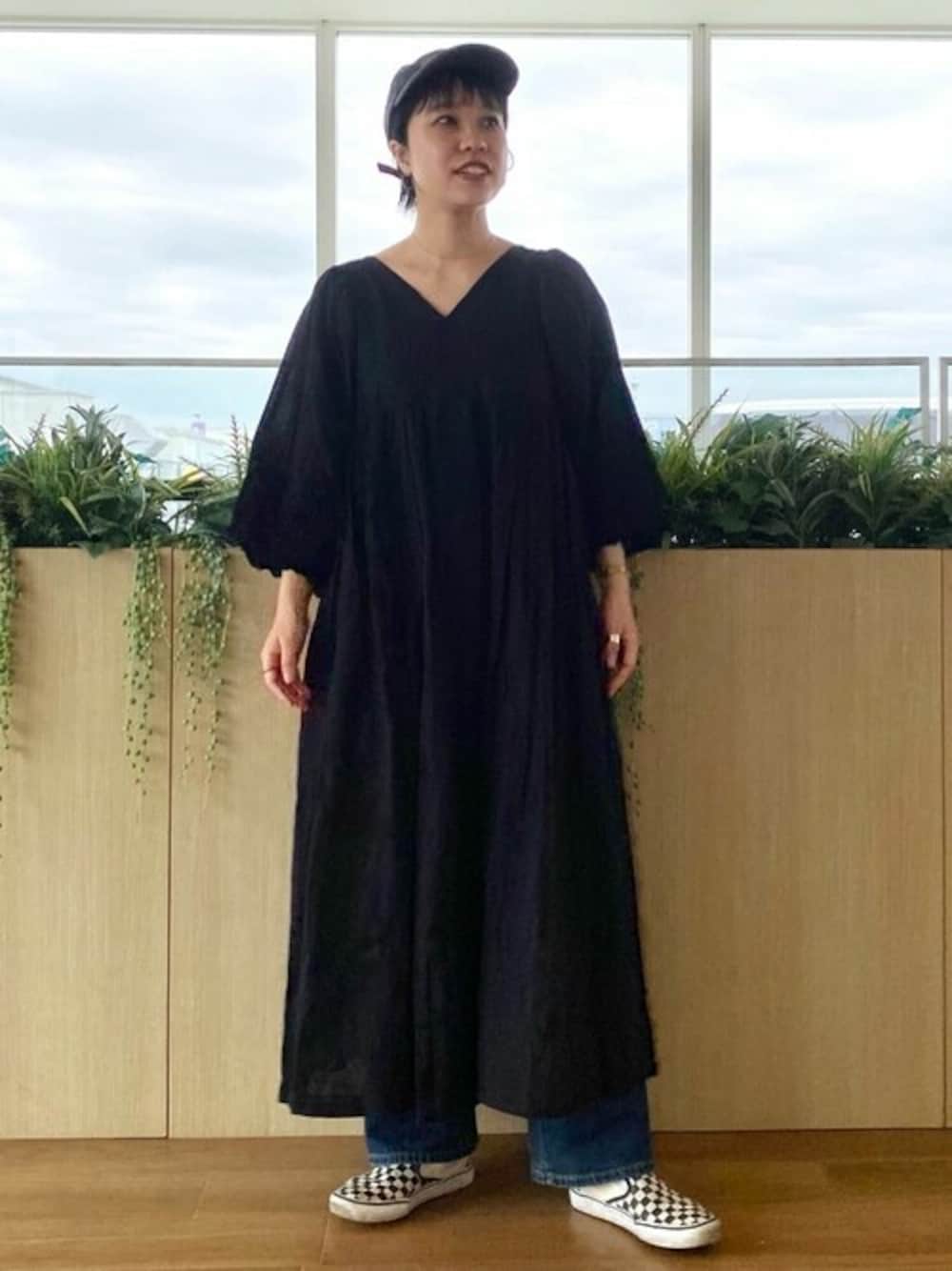 「ワンピース、お出かけコーデ、シンプルコーデ、ワンピーススタイル、デニムコーデ、ワンピース×スニーカー、キャップ女子、オトナカジュアルコーデ、freada、フリーダ」｜「FreadaのFreada/フリーダ パフスリーブバックリボンワンピース（ワンピース、ブラック系）」を使った、FREAK'S STORE HEAD OFFICE WOMENさん（レディース・162cm）の春コーディネートの1枚目の写真