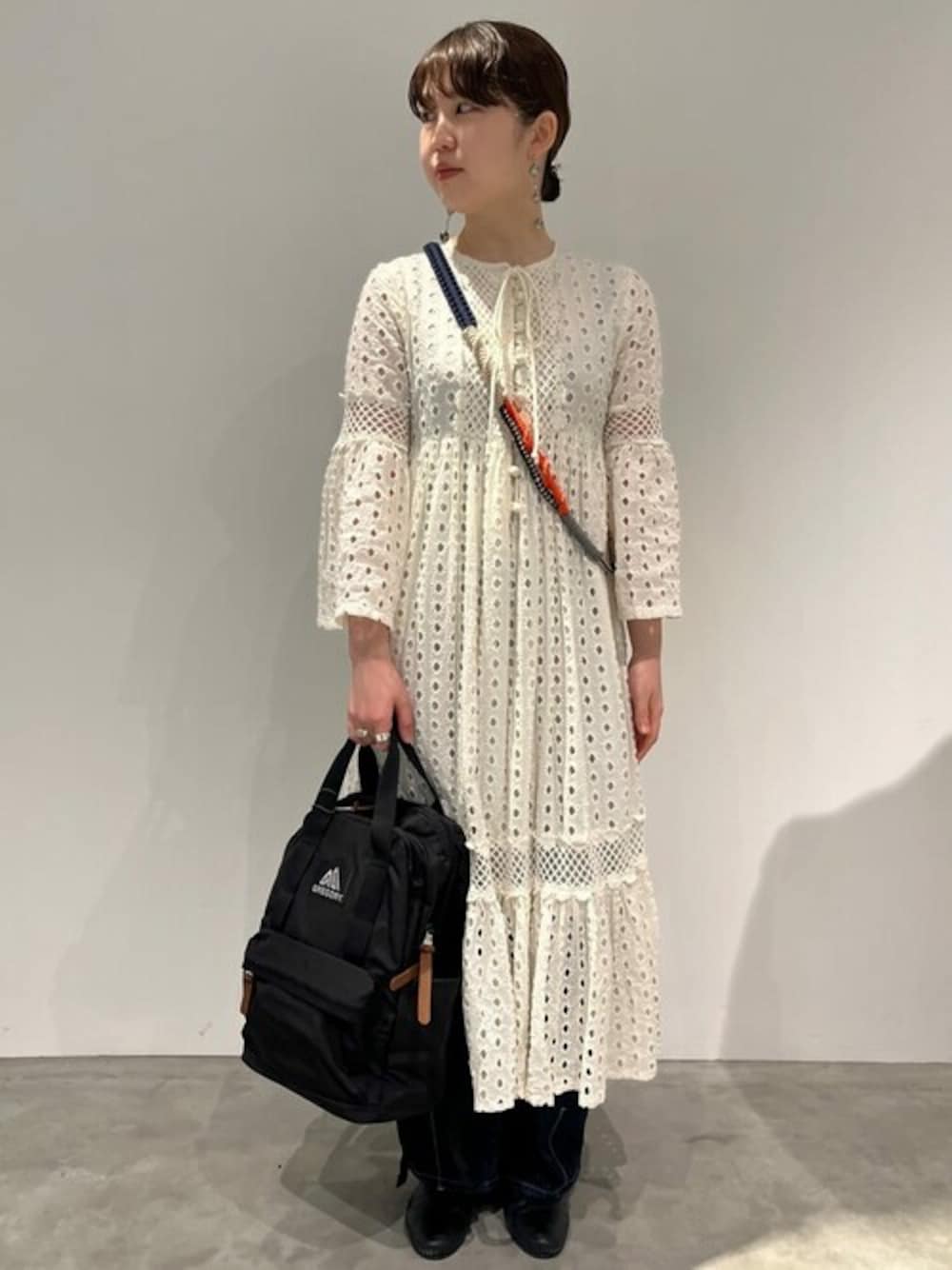「お出かけコーデ、春コーデ、レースワンピース、ワンピース×デニム、白ワンピース、FREAK’Ｓ STORE、カットワークレース、ワンピースコーデ、freada」｜「FreadaのFreada/フリーダ カットワーク刺繍ワンピース（ワンピース、ホワイト系）」を使った、FREAK'S STORE HEAD OFFICE WOMENさん（レディース・163cm）の春コーディネートの1枚目の写真