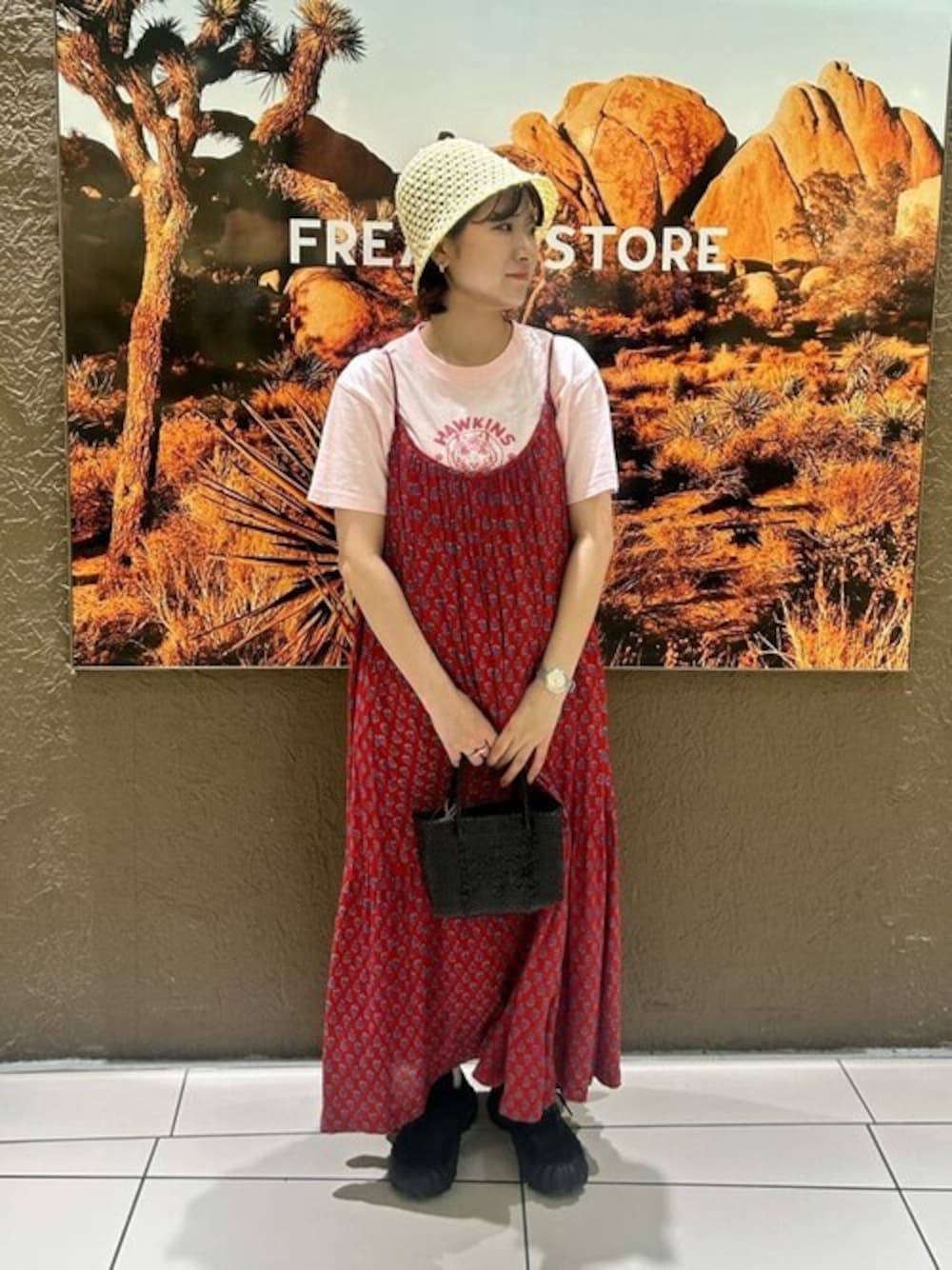 「ワンピース、ハット、お出かけコーデ、柄ワンピース、フリークスストア、ワンピーススタイル、キャミワンピ、FREAK’Ｓ STORE、freada、フリーダ」｜「FreadaのFreada/フリーダ レーヨンプリントキャミワンピース（ワンピース、レッド系）」を使った、FREAK'S STORE HEAD OFFICE WOMENさん（レディース・162cm）の春コーディネートの1枚目の写真