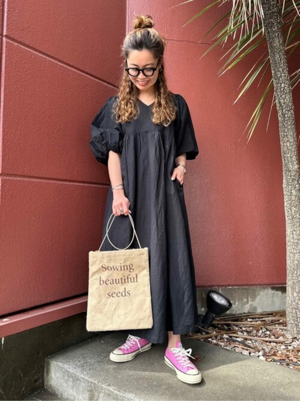 「コンバース、大人カジュアル、スニーカーコーデ、バックリボン、スニーカー女子、ワンピーススタイル、FREAK’Ｓ STORE、ワンピース×スニーカー、freada、フリーダ」｜「FreadaのFreada/フリーダ パフスリーブバックリボンワンピース（ワンピース、ブラック系）」を使った、FREAK'S STORE HEAD OFFICE WOMENさん（レディース・162cm）の春コーディネートの1枚目の写真