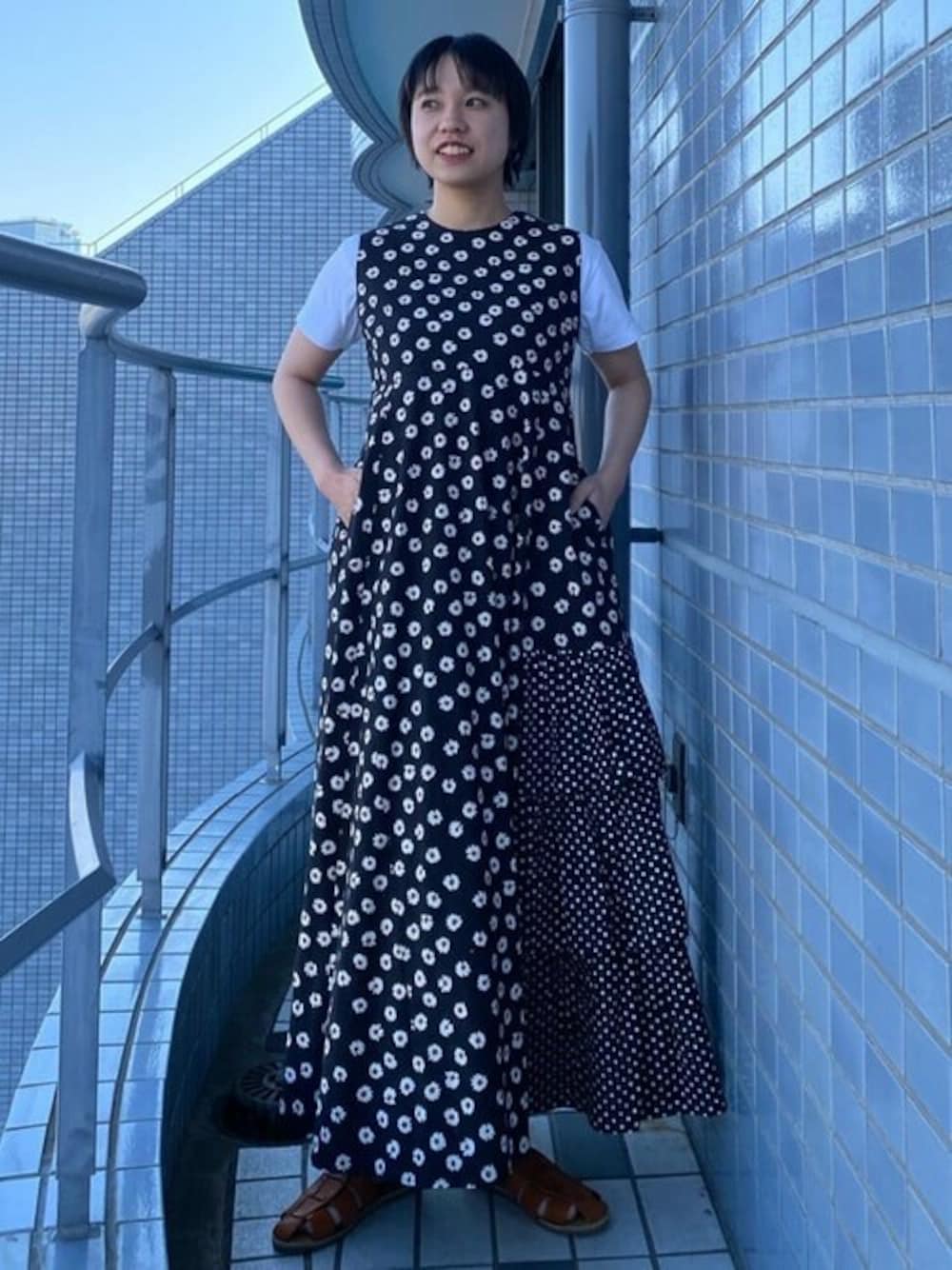「ワンピース、大人カジュアル、お出かけコーデ、大人コーデ、柄ワンピース、楽チンコーデ、ワンピーススタイル、FREAK’Ｓ STORE、freada、フリーダ」｜「FreadaのFreada/フリーダ アシメティアードワンピース（ワンピース、ブラック系）」を使った、FREAK'S STORE HEAD OFFICE WOMENさん（レディース・162cm）の春コーディネートの1枚目の写真