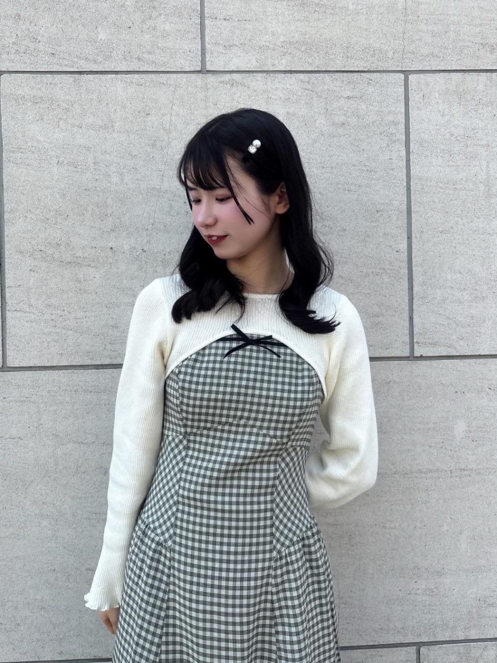 「ガーリー、MAJESTIC LEGON、マジェスティックレゴン、骨格ウェーブ、標準身長、ブルべ夏」｜「MAJESTIC LEGONの【小栗有以さん着用】【5サイズ展開/XXLサイズあり】レディギャザーストラップパンプス（パンプス、ブラック系）」を使った、Eri.さん（レディース・158cm）の春コーディネートの1枚目の写真