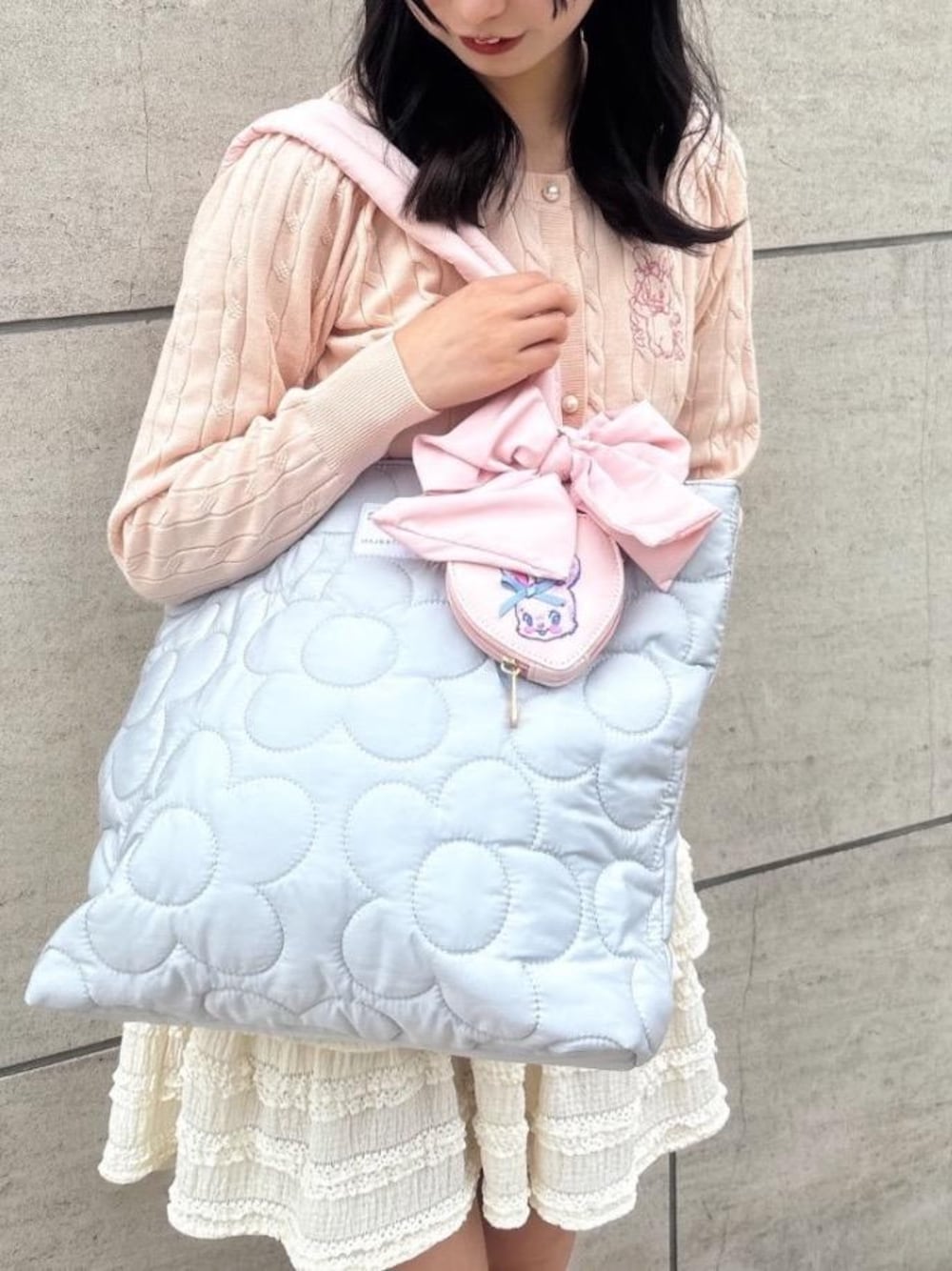 「コラボ、ガーリー、ミニ、MAJESTIC LEGON、マジェスティックレゴン、骨格ウェーブ、標準身長、ブルべ夏」｜「MAJESTIC LEGONの【圧倒的映え！カスタマイズ可能/高レビュー★★★★★】2WAYデコリボンスニーカー（スニーカー、ピンク系）」を使った、Eri.さん（レディース・158cm）の春コーディネートの1枚目の写真