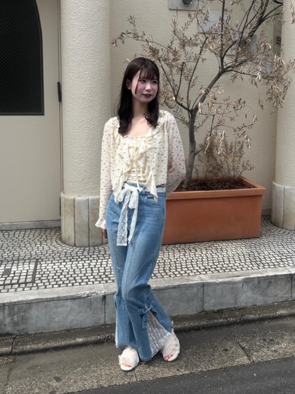 「MAJESTIC LEGON、マジェスティックレゴン、骨格ウェーブ、標準身長、ブルべ夏、フェミニン 」｜「MAJESTIC LEGONのカップ付きシャーリングキャミ（キャミソール、その他）」を使った、Eri.さん（レディース・158cm）の春コーディネートの1枚目の写真