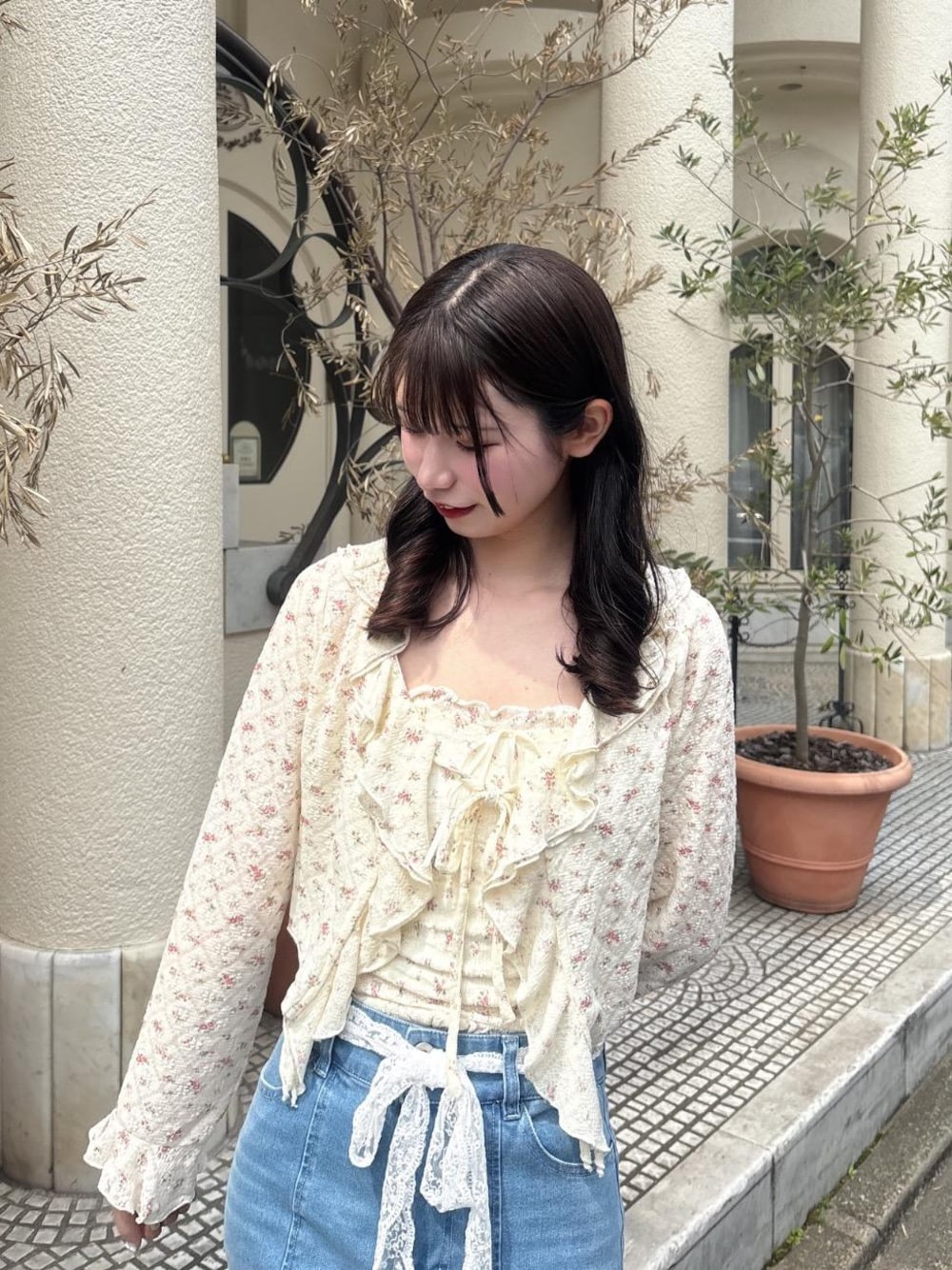 「MAJESTIC LEGON、マジェスティックレゴン、大人ファッション、骨格ウェーブ、標準身長、ブルべ夏、フェミニン 」｜「MAJESTIC LEGONのカップ付きシャーリングキャミ（キャミソール、その他）」を使った、Eri.さん（レディース・158cm）の春コーディネートの1枚目の写真