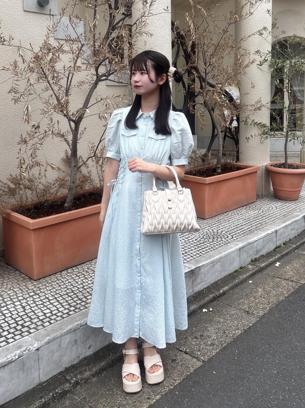 「MAJESTIC LEGON、マジェスティックレゴン、骨格ウェーブ、標準身長、ブルべ夏」｜「MAJESTIC LEGONの【お気に入り20,000件超え/高レビュー★★★★★】クラシカルスクエアハンドバッグ（ショルダーバッグ、ホワイト系）」を使った、Eri.さん（レディース・158cm）の春コーディネートの1枚目の写真