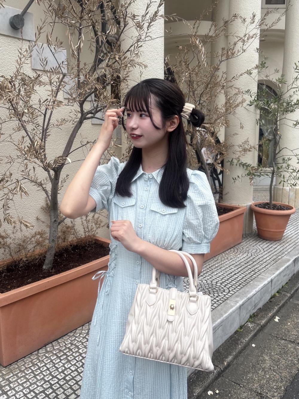 「ヘアアレンジ、MAJESTIC LEGON、マジェスティックレゴン、大人ファッション、骨格ウェーブ、標準身長、ブルべ夏」｜「MAJESTIC LEGONの【お気に入り20,000件超え/高レビュー★★★★★】クラシカルスクエアハンドバッグ（ショルダーバッグ、ホワイト系）」を使った、Eri.さん（レディース・158cm）の春コーディネートの1枚目の写真