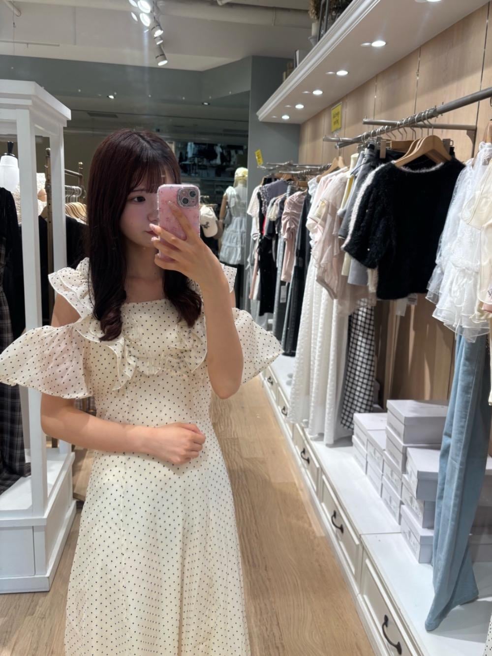 「MAJESTIC LEGON、マジェスティックレゴン、大人ファッション、骨格ウェーブ、標準身長、ブルべ夏、フェミニン 、ワンピース‎」｜「MAJESTIC LEGONの【お気に入り35,000件超え/高レビュー★★★★★/5サイズ展開】シアーフリルサンダル（サンダル、ホワイト系）」を使った、Eri.さん（レディース・158cm）の夏コーディネートの1枚目の写真