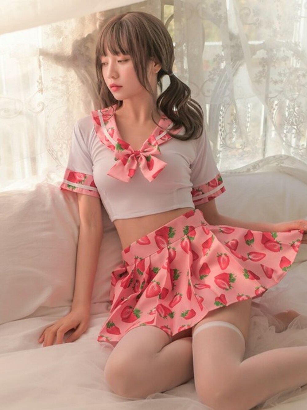 「ピンク、ミニスカート、原宿、コスプレ、個性派、セーラーカラー、フルーツ柄、大人ガーリー、大人かわいい、OSYAREVO」｜「OSYAREVOの【コスプレ】ショート丈 ガーリーセーラー服 ４点セット（コスチューム/パーティーグッズ、ピンク系）」を使った、OSYAREVOさん（レディース）の冬コーディネートの1枚目の写真