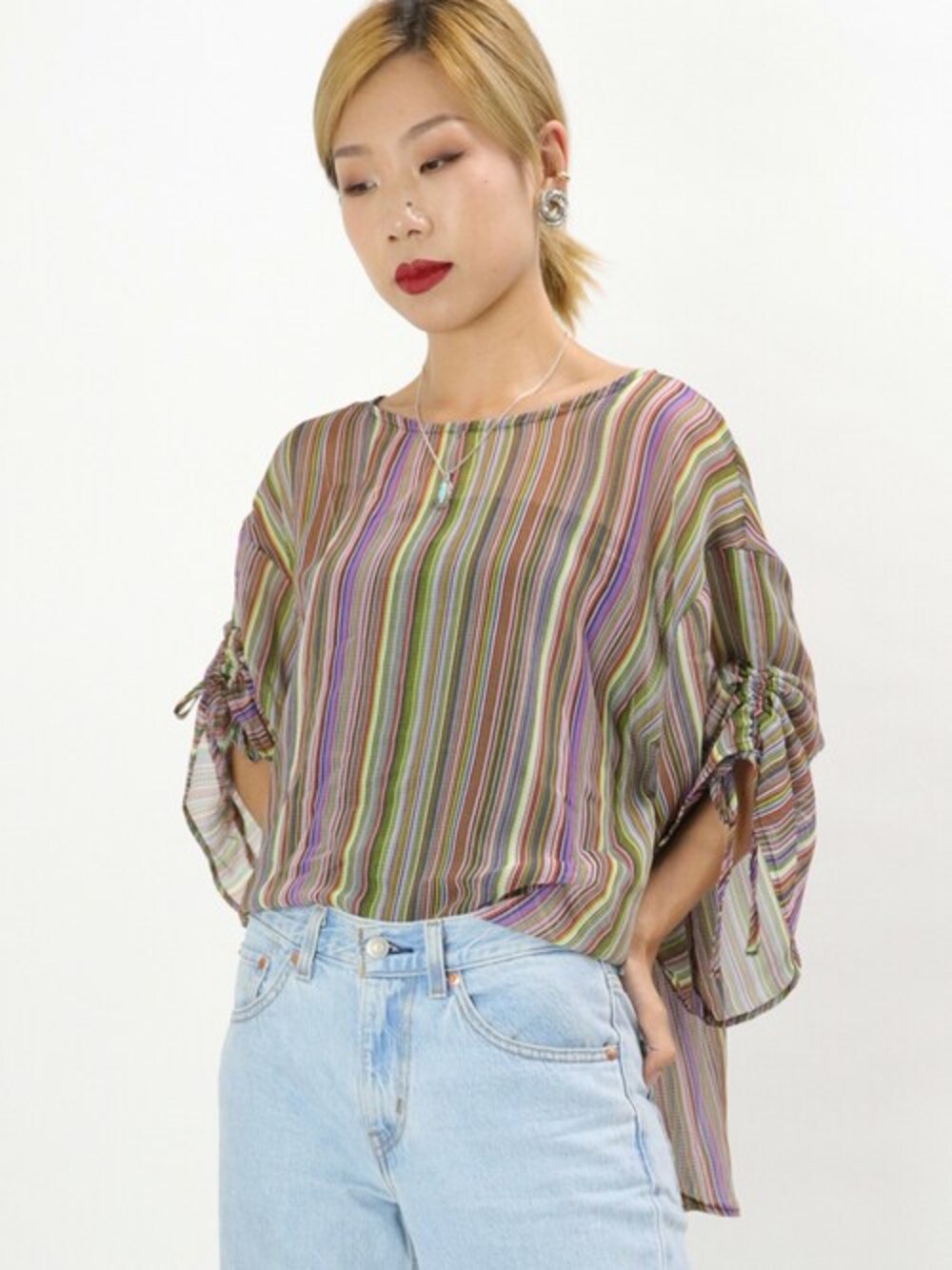 「ブラウス、ジーンズ、夏、ストライプ、大人カジュアル、フレア、大人女子、シースルー、夏コーデ、OSYAREVO」｜「OSYAREVOのカラーストライプ フレアブラウス（シャツ/ブラウス、レッド系）」を使った、OSYAREVOさん（レディース・163cm）の夏コーディネートの1枚目の写真
