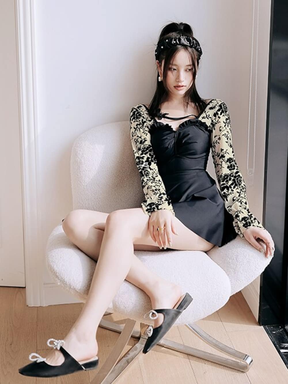 「ワンピース、ベロア、フェミニン、長袖ワンピース、水着、蝶々柄、大人ガーリー、韓国ファッション、OSYAREVO、ヨジャドル風」｜「OSYAREVOのバックレースアップ ベロアフラワー ワンピース水着（水着、ブラック系）」を使った、OSYAREVOさん（レディース・167cm）の夏コーディネートの1枚目の写真