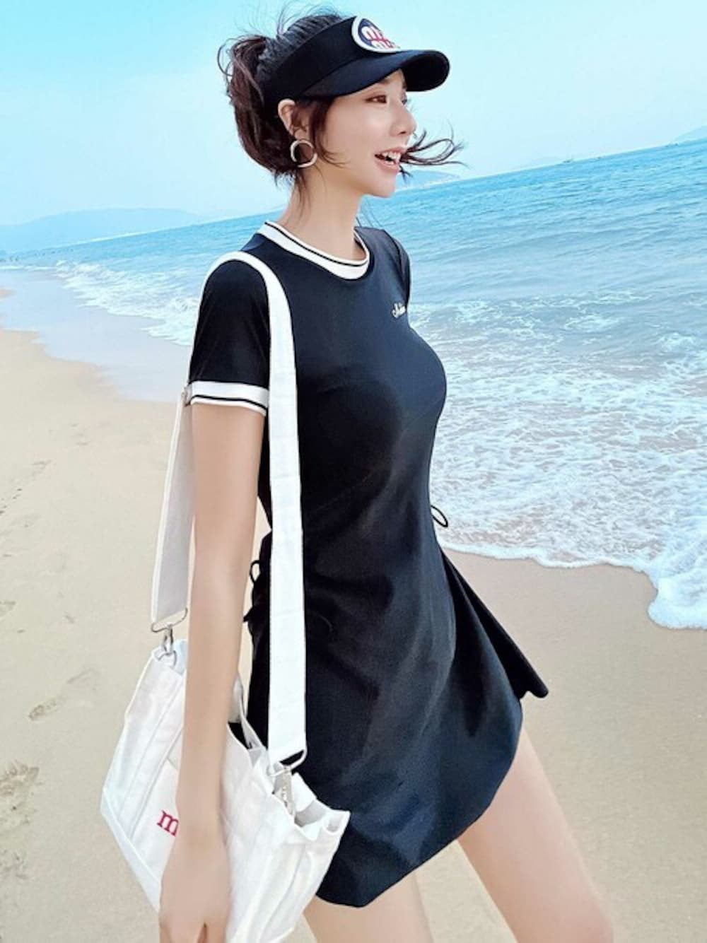 「ワンピース、ブラック、海、スポーティー、シンプルコーデ、水着、ギャザースカート、Tシャツワンピ、秋、OSYAREVO」｜「OSYAREVOのサイドギャザー スポーティワンピース水着（水着、ブラック系）」を使った、OSYAREVOさん（レディース・168cm）の秋コーディネートの1枚目の写真