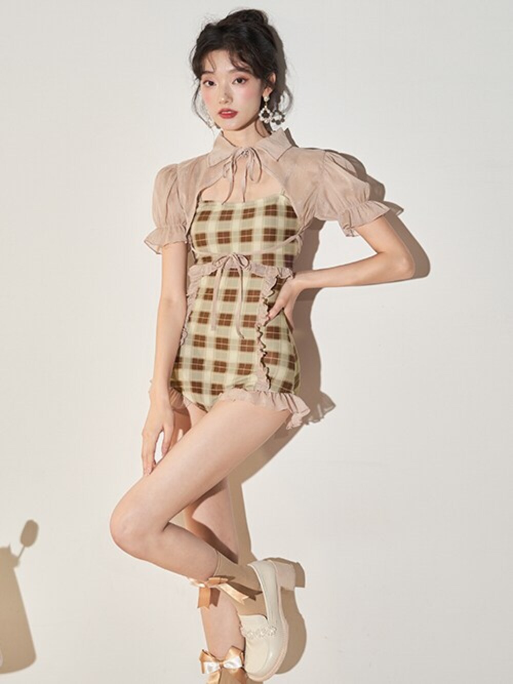 ベージュ系の水着を着用したレディースの春コーディネートの1枚目の写真