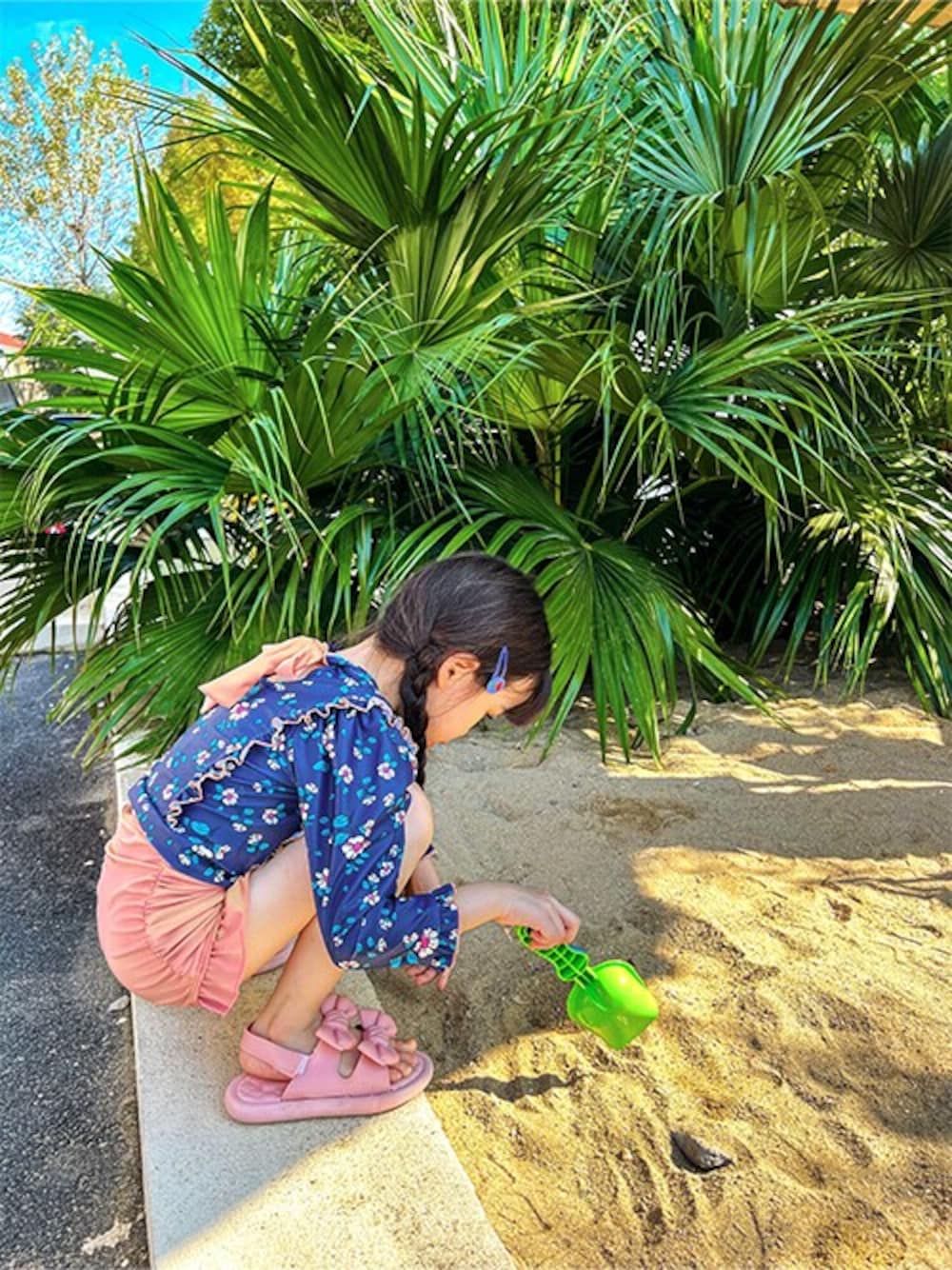 「海、リボン、旅行、キッズコーデ、フラワープリント、女の子、水着、かわいい、プール、OSYAREVO」｜「OSYAREVOのキッズ フラワー柄 フリル×ギャザースイムウェア（水着、ブルー系）」を使った、OSYAREVOさん（キッズ）の春コーディネートの1枚目の写真