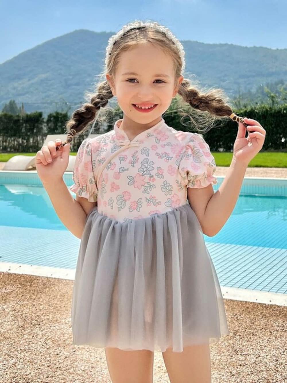 「旅行、フラワープリント、キッズ、女の子、水着、リゾートスタイル、かわいい、キッズファッション、チャイナ風、OSYAREVO」｜「OSYAREVOのキッズ フラワー柄 チャイナ チュール ワンピース 水着（水着、ピンク系）」を使った、OSYAREVOさん（キッズ・105cm）の春コーディネートの1枚目の写真