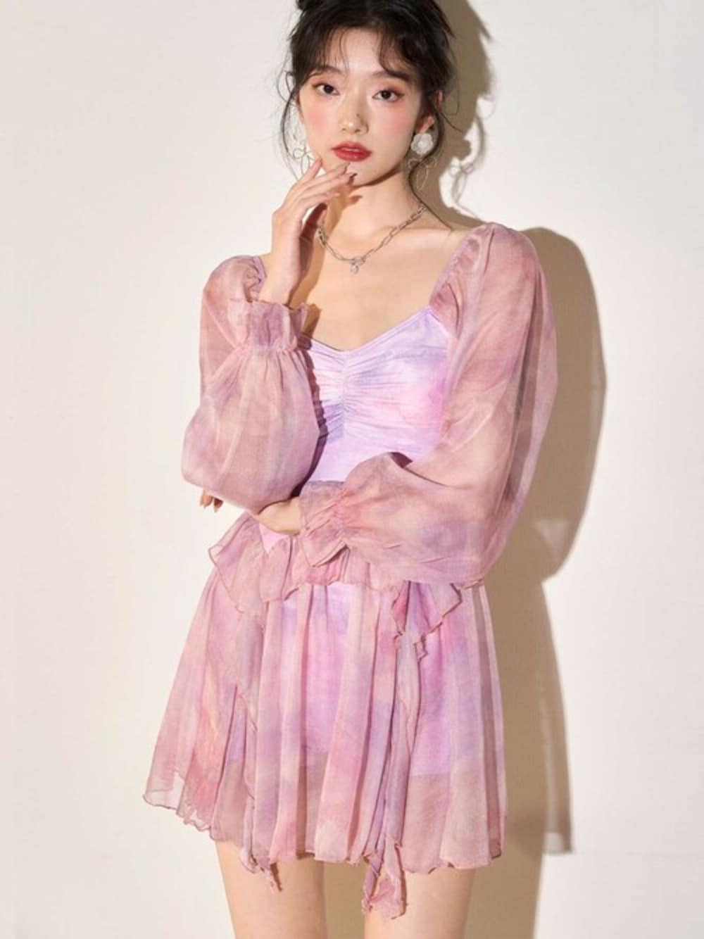「フリル、フェミニン、個性派、水着、大人ガーリー、プール、韓国ファッション、ナイトプール、OSYAREVO、ヨジャドル風」｜「OSYAREVOのタイダイ フリル ワンピース 水着（水着、パープル系）」を使った、OSYAREVOさん（レディース）の春コーディネートの1枚目の写真