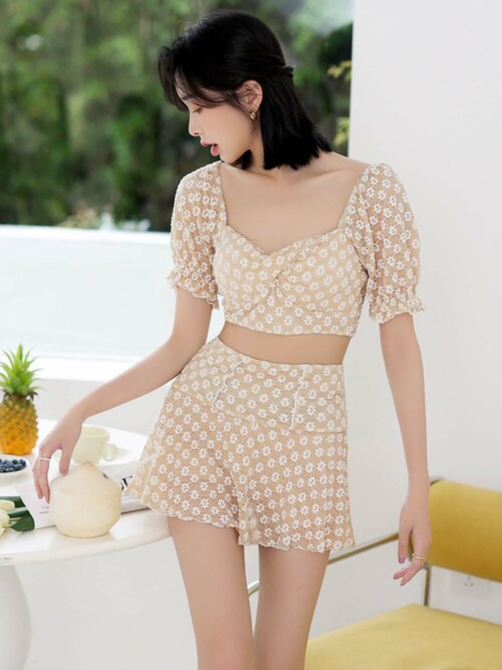 「セットアップ、夏、刺繍、フェミニン、水着、夏コーデ、大人ガーリー、パフスリーブ、韓国ファッション、OSYAREVO」｜「OSYAREVOの刺繍フラワー パフスリーブ ビキニ 水着 セットアップ（水着、ベージュ系）」を使った、OSYAREVOさん（レディース・165cm）の春コーディネートの1枚目の写真