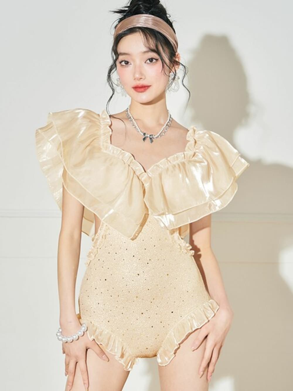 「ワンピース、ベージュ、フリル、水着、夏コーデ、大人ガーリー、フレンチガーリー、ロマンチック、OSYAREVO、ヨジャドル風」｜「OSYAREVOのビッグフリル ホログラム ワンピース 水着 モノキニ（水着、ベージュ系）」を使った、OSYAREVOさん（レディース）の春コーディネートの1枚目の写真