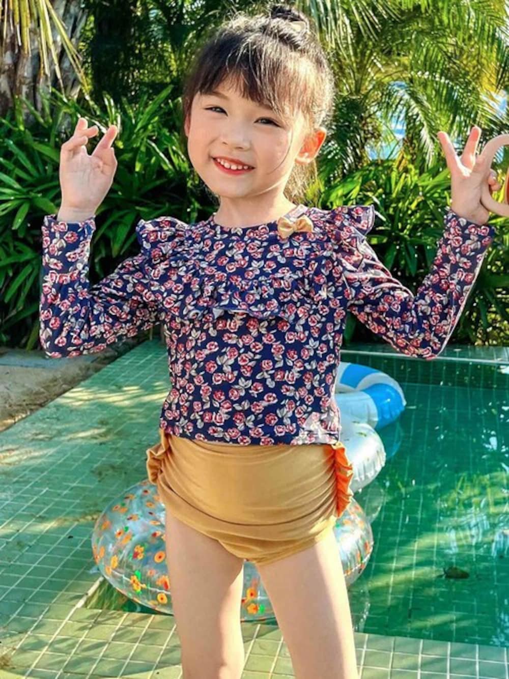 「セットアップ、夏、花柄、キッズコーデ、フラワープリント、水着、夏コーデ、プール、キッズファッション、OSYAREVO」｜「OSYAREVOのキッズ フラワー柄 ロングスリーブ フリル 水着 セットアップ（水着、ブルー系）」を使った、OSYAREVOさん（キッズ）の夏コーディネートの1枚目の写真