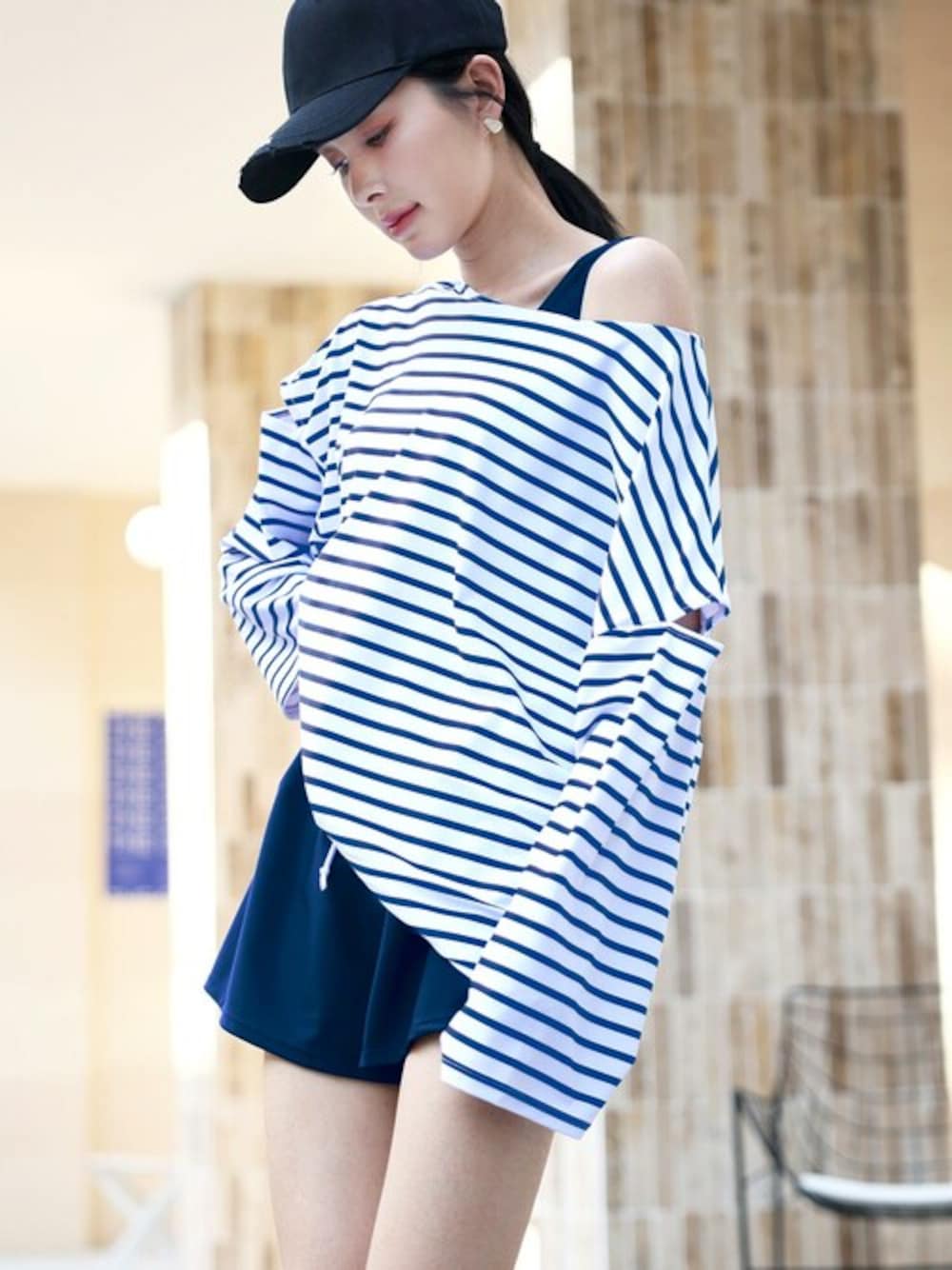 ブルー系の水着を着用したレディースの夏コーディネートの1枚目の写真