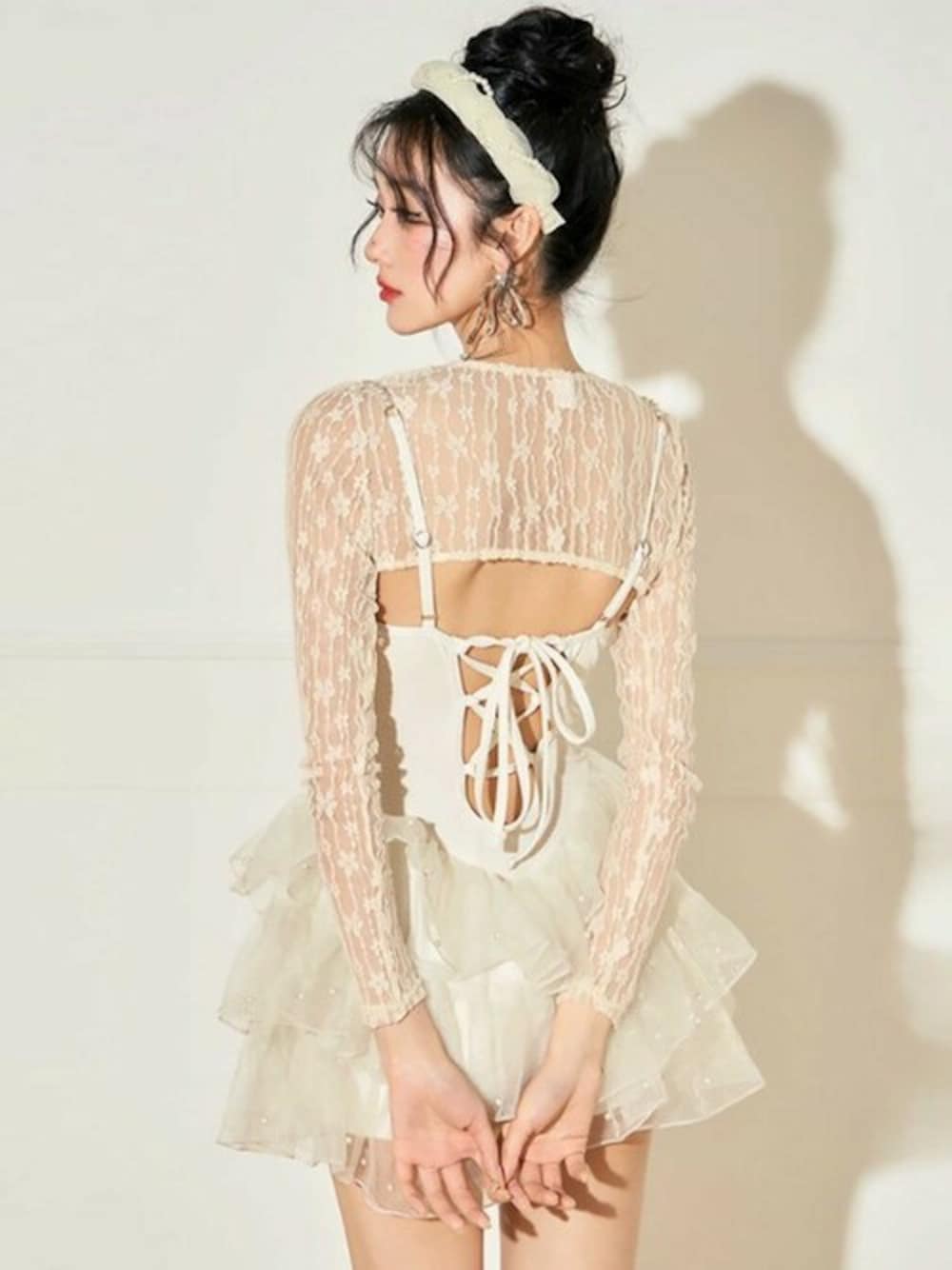 「セットアップ、チュールスカート、オフホワイト、水着、大人ガーリー、大人かわいい、韓国ファッション、シアートップス、OSYAREVO、ヨジャドル風」｜「OSYAREVOのシアートップス付き ティアード チュール ワンピース 水着（水着、ホワイト系）」を使った、OSYAREVOさん（レディース）の夏コーディネートの1枚目の写真
