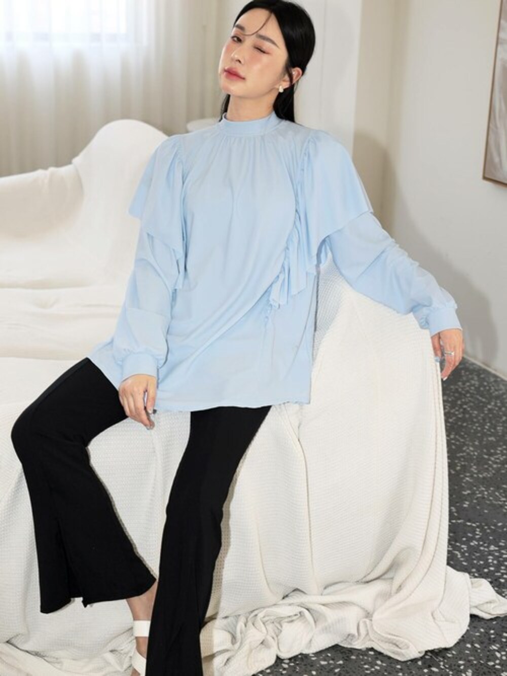 ブルー系のラッシュガードを着用したレディースの夏コーディネートの1枚目の写真