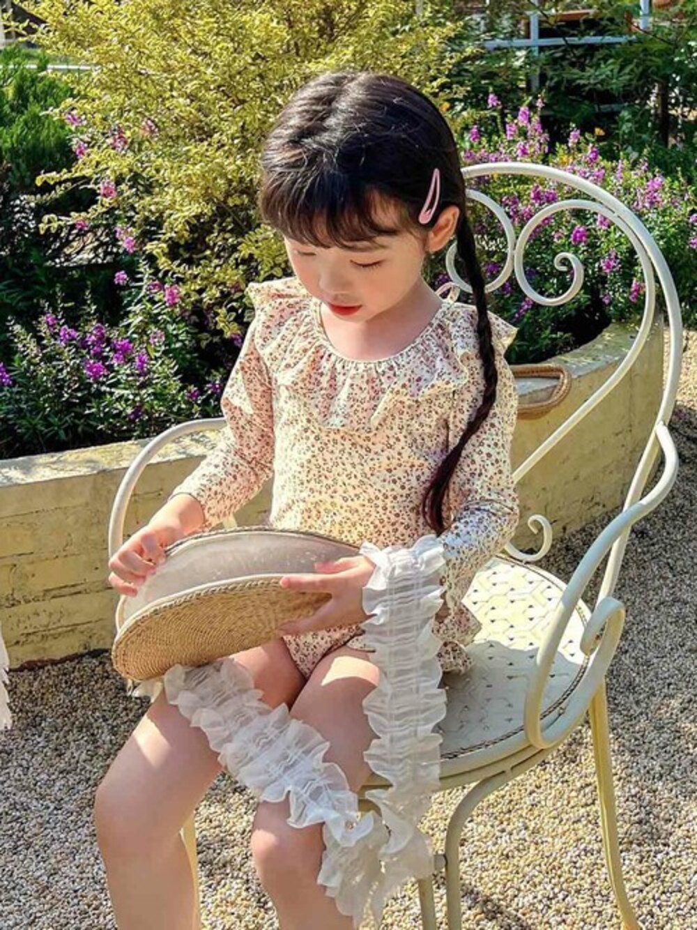 「フリル、子供服、キッズコーデ、フラワープリント、小花柄、女の子、水着、バックオープン、キッズファッション、OSYAREVO」｜「OSYAREVOのキッズ バックオープン ラッシュガード ワンピース水着（水着、ベージュ系）」を使った、OSYAREVOさん（キッズ）の夏コーディネートの1枚目の写真