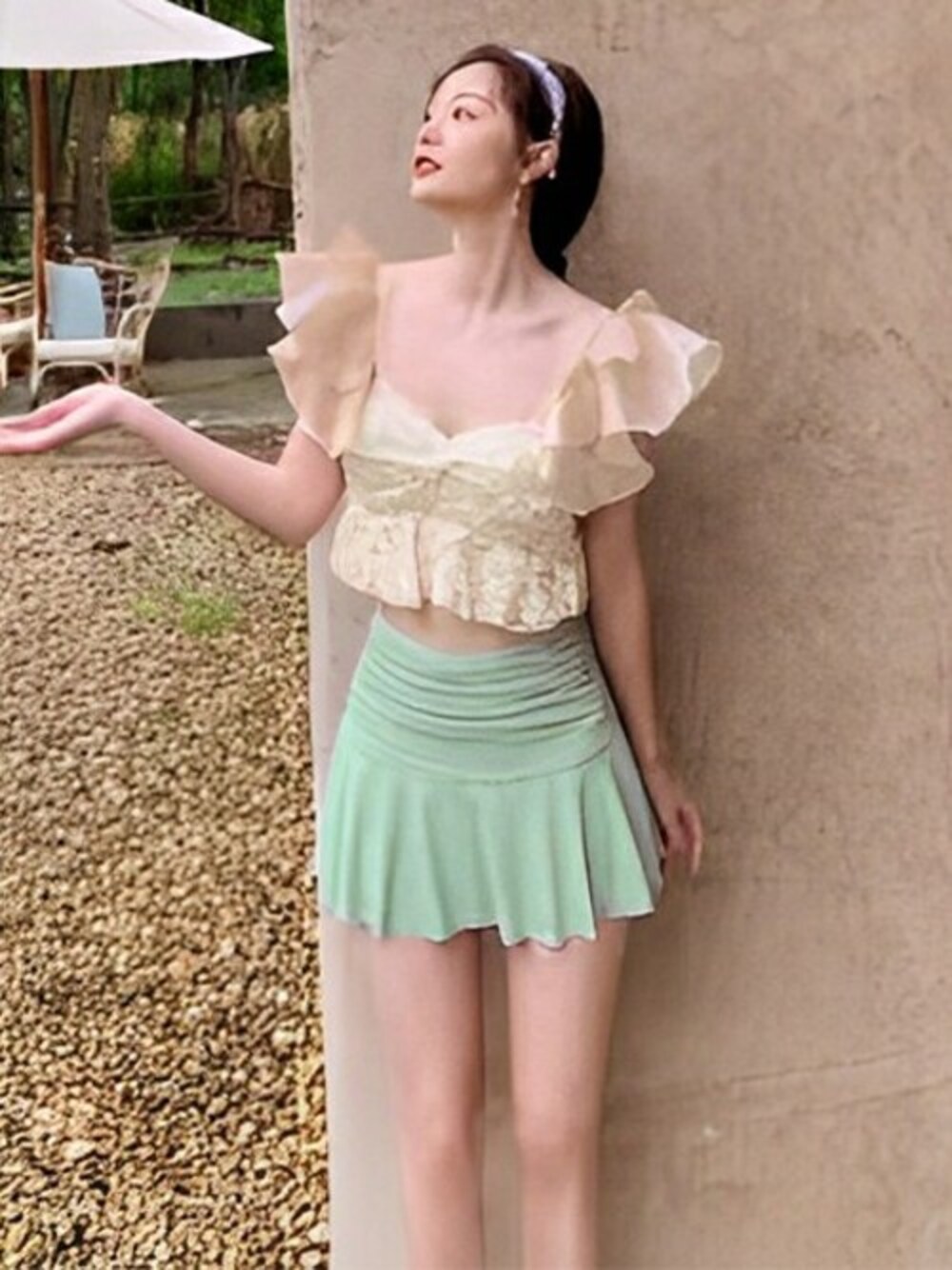 ベージュ系の水着を着用したレディースの夏コーディネートの1枚目の写真