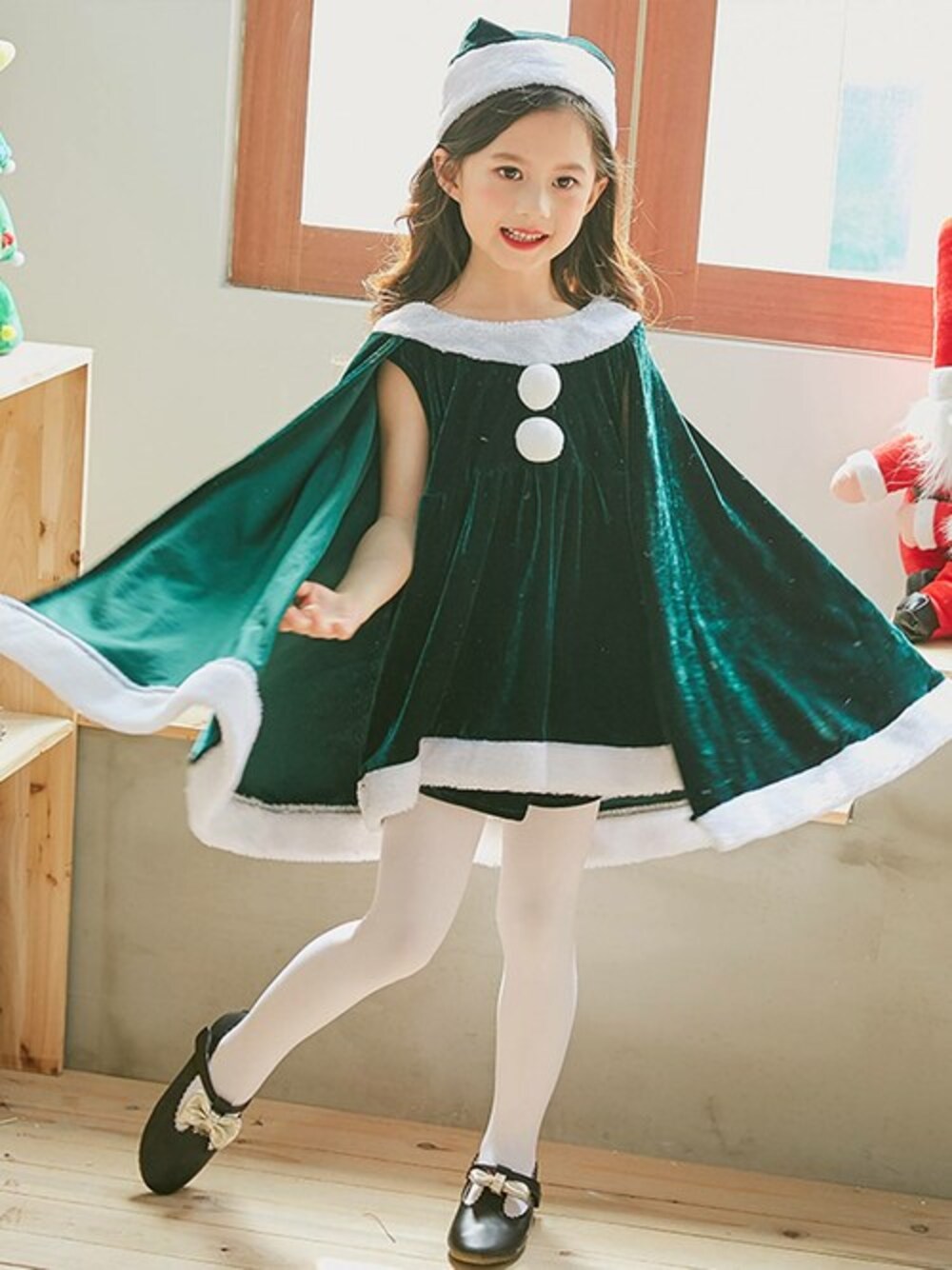 「ワンピース、パーティー、ポンチョ、クリスマス、キッズコーデ、サンタクロース、サンタクルーズ、コスチューム、キッズファッション、OSYAREVO」｜「OSYAREVOのキッズ コスプレ クリスマスサンタ ポンチョ ワンピース（コスチューム/パーティーグッズ、グリーン系）」を使った、OSYAREVOさん（キッズ）の秋コーディネートの1枚目の写真