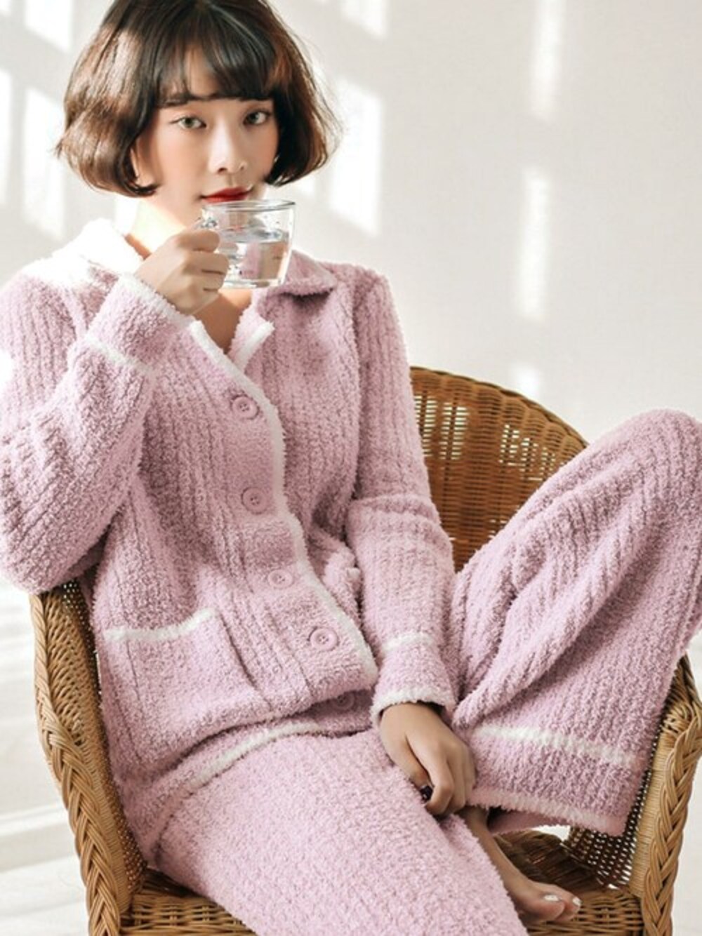 「ルームウェア、冬コーデ、もこもこ、パジャマ、あったかコーデ、韓国ファッション、秋冬コーデ、OSYAREVO、おうち時間、おうちファッション」｜「OSYAREVOのリンガー リブニット ルームウェア（ルームウェア/パジャマ、ピンク系）」を使った、OSYAREVOさん（レディース）の秋コーディネートの1枚目の写真