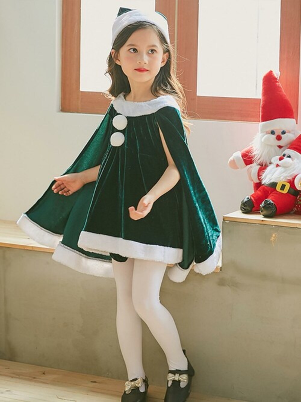 「ワンピース、パーティースタイル、クリスマス、キッズコーデ、イベント、サンタクロース、かわいい、コスチューム、キッズファッション、OSYAREVO」｜「OSYAREVOのキッズ コスプレ クリスマスサンタ ポンチョ ワンピース（コスチューム/パーティーグッズ、グリーン系）」を使った、OSYAREVOさん（キッズ）の冬コーディネートの1枚目の写真