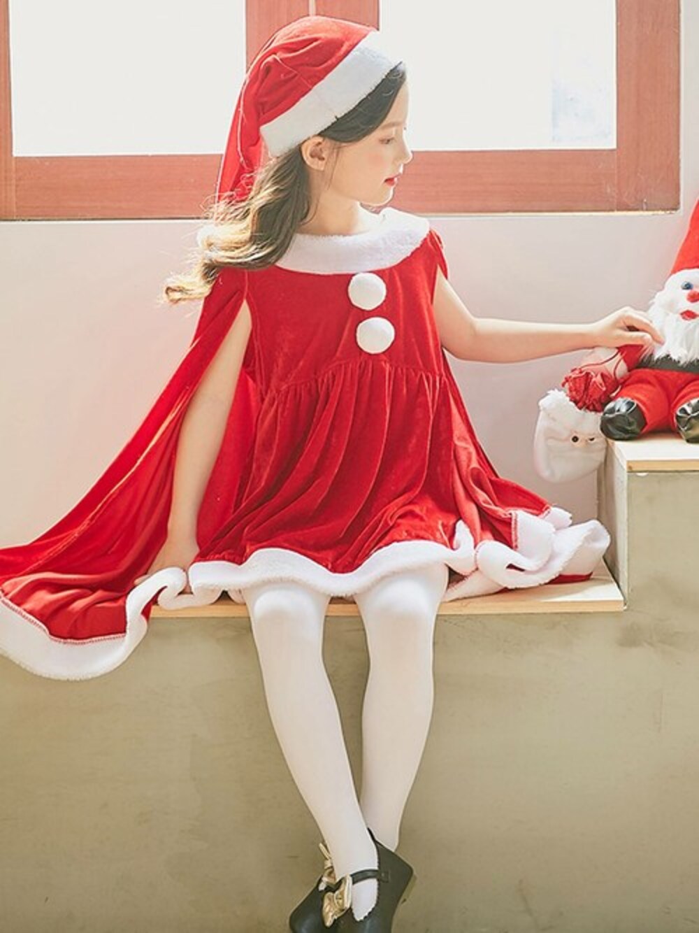 「子供服、Xmas、キッズコーデ、イベント、コスプレ、サンタクロース、コスチューム、キッズファッション、サンタコス、OSYAREVO」｜「OSYAREVOのキッズ コスプレ クリスマスサンタ ポンチョ ワンピース（コスチューム/パーティーグッズ、レッド系）」を使った、OSYAREVOさん（キッズ）の冬コーディネートの1枚目の写真